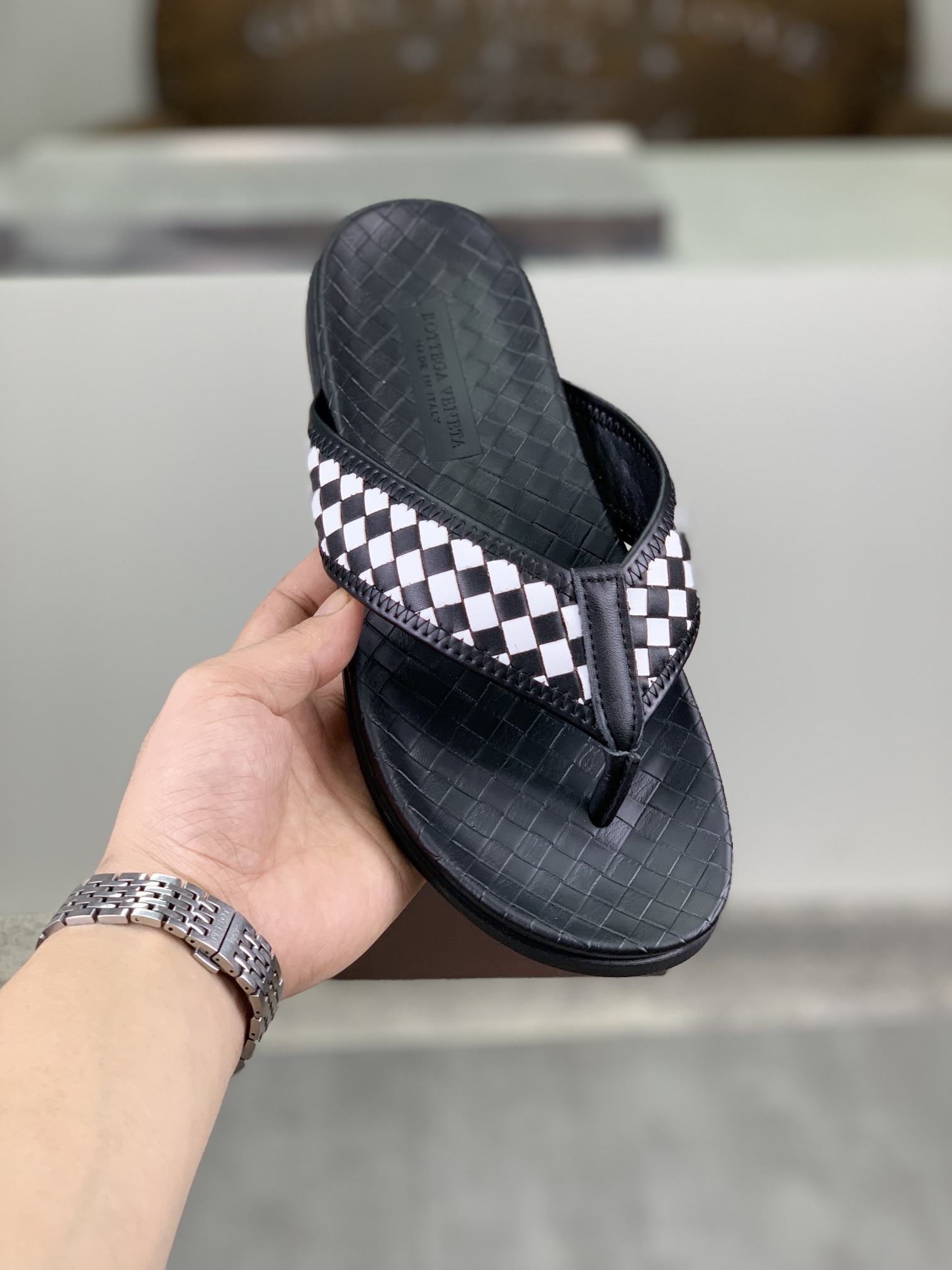 I0 高品质拖鞋  BOTTEGA VENETA官网同步最拖鞋🩴 顶级版市场最高版本的Bottega Veneta ， 接受材质对比 鞋型对比 工艺对比 实用又有质感·百搭适用任何场合、越看越有味道。纯手工工艺-鞋面材质，意大利🇮🇹进口小牛皮-内里优质水染羊皮-原版私模定制大底-