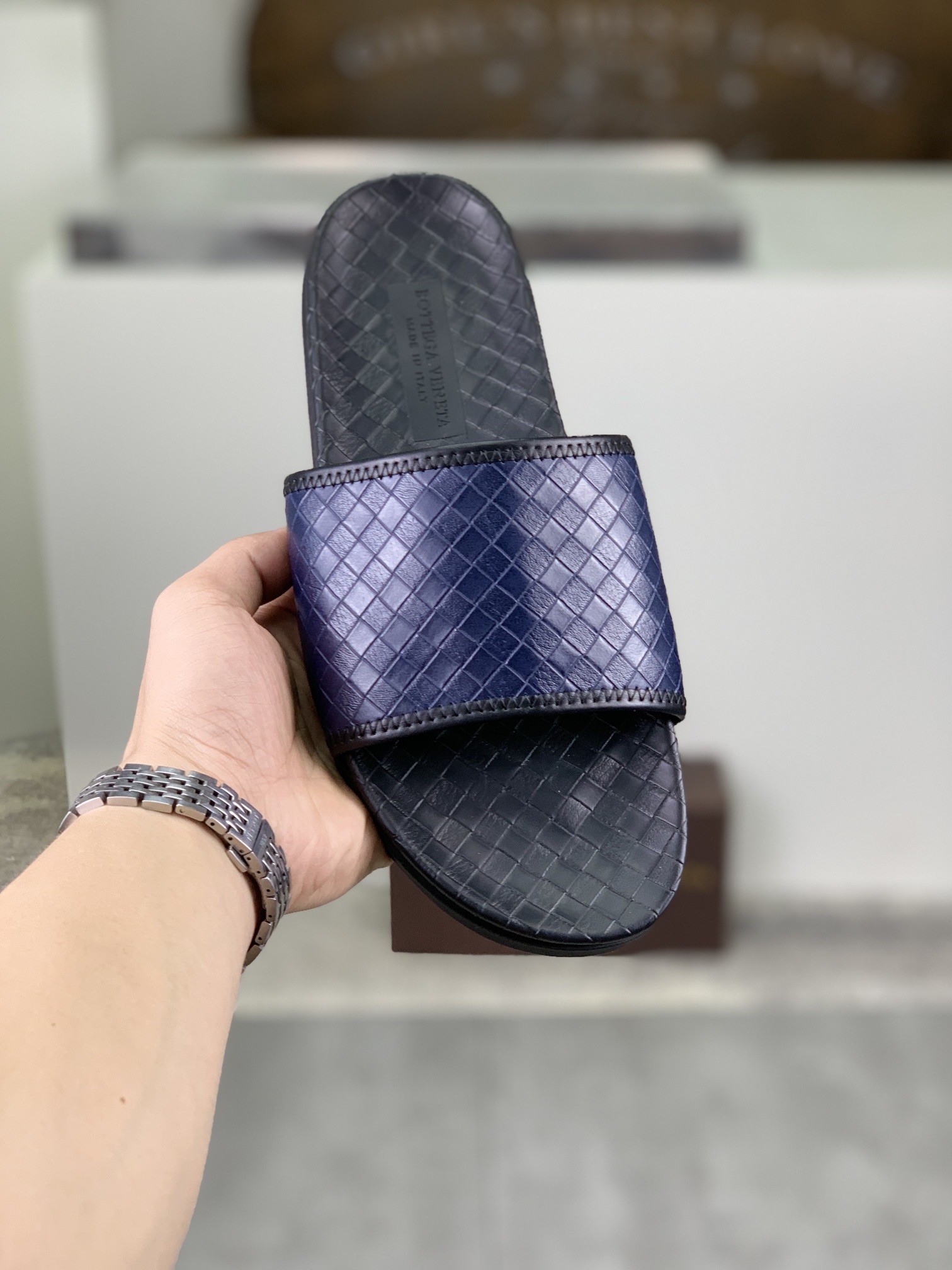 I0 高品质拖鞋  BOTTEGA VENETA官网同步最拖鞋🩴 顶级版市场最高版本的Bottega Veneta ， 接受材质对比 鞋型对比 工艺对比 实用又有质感·百搭适用任何场合、越看越有味道。纯手工工艺-鞋面材质，意大利🇮🇹进口小牛皮-内里优质水染羊皮-原版私模定制大底-