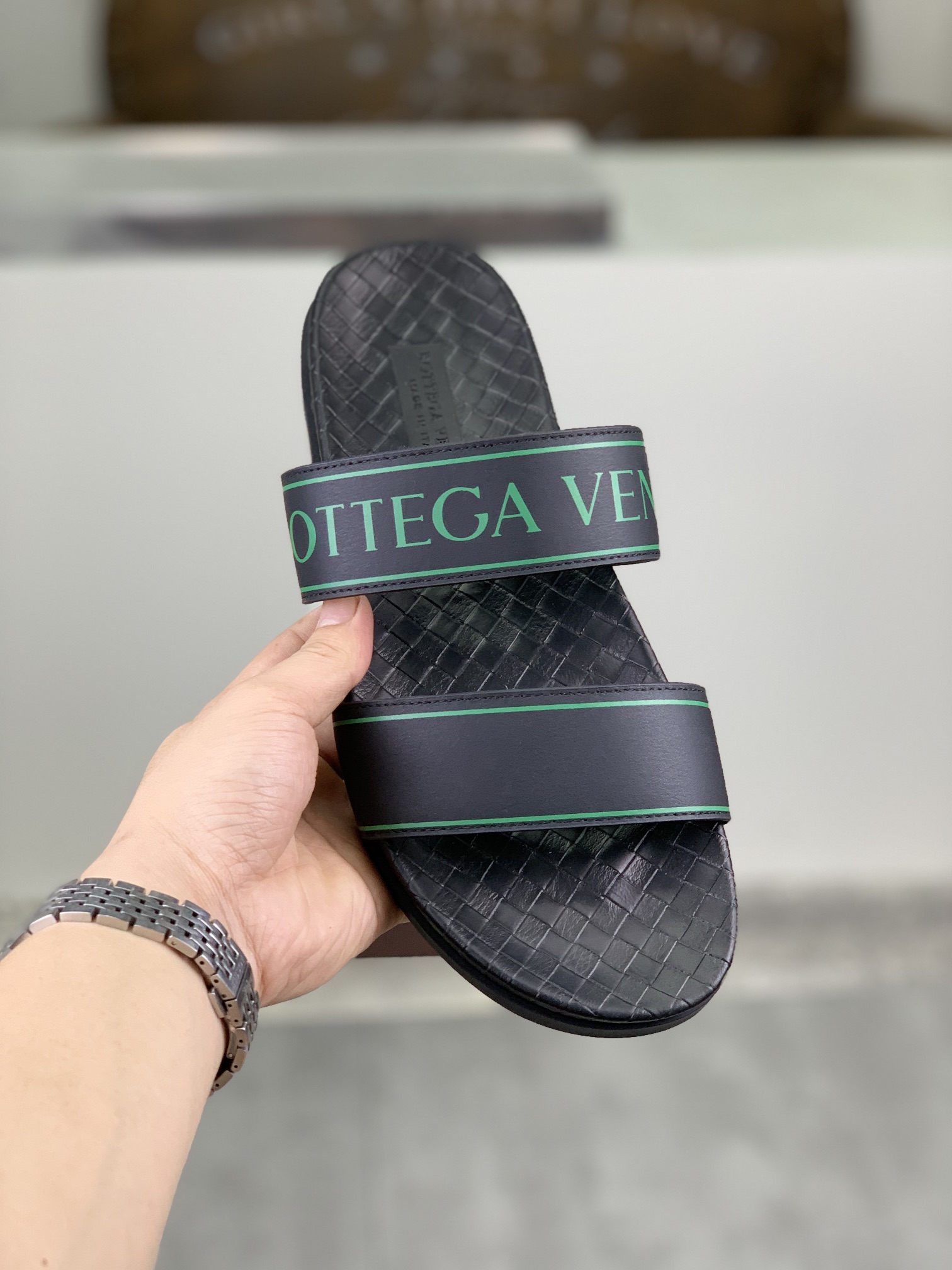 I0 高品质拖鞋  BOTTEGA VENETA官网同步最拖鞋🩴 顶级版市场最高版本的Bottega Veneta ， 接受材质对比 鞋型对比 工艺对比 实用又有质感·百搭适用任何场合、越看越有味道。纯手工工艺-鞋面材质，意大利🇮🇹进口小牛皮-内里优质水染羊皮-原版私模定制大底-