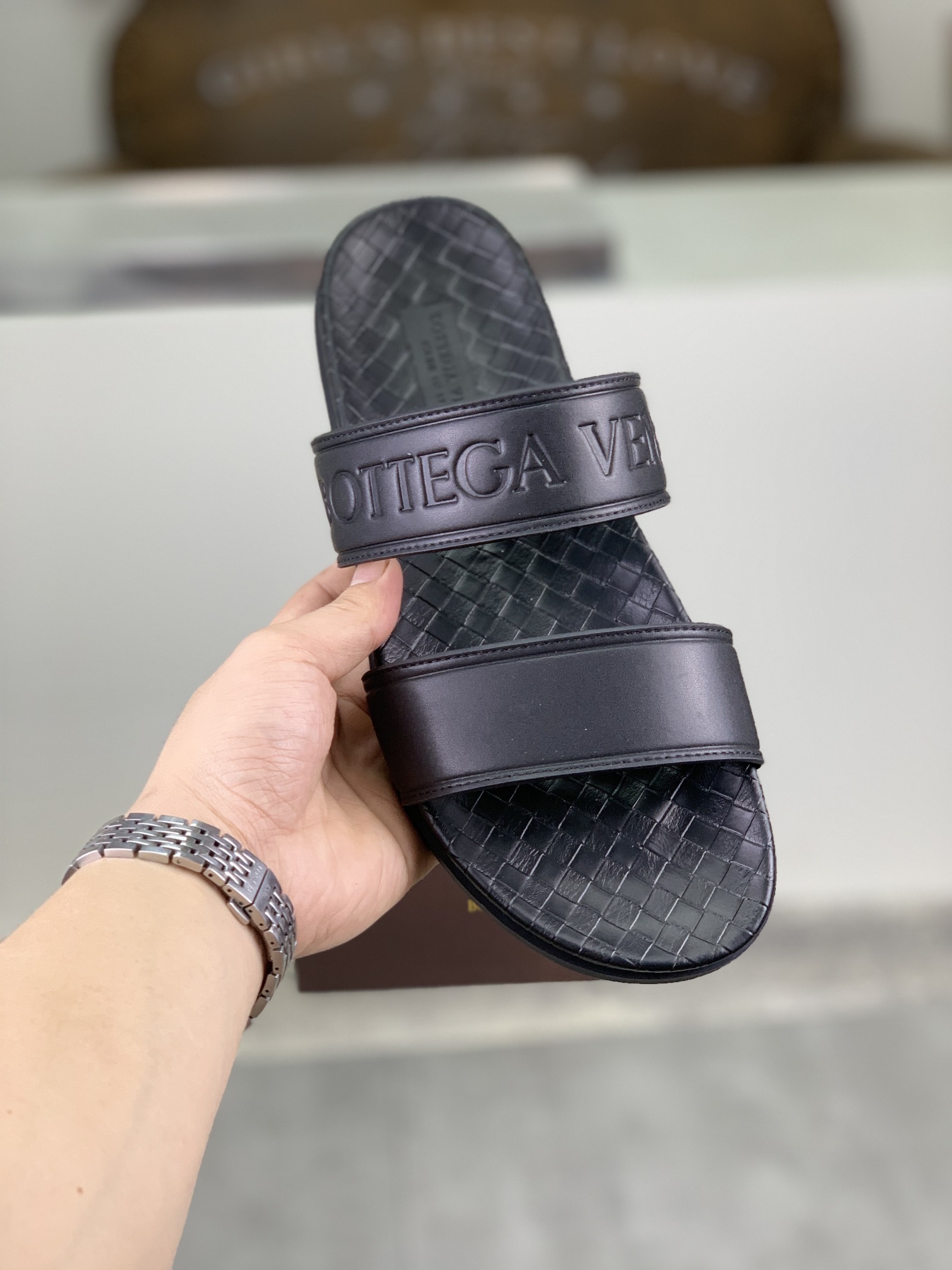 I0 高品质拖鞋  BOTTEGA VENETA官网同步最拖鞋🩴 顶级版市场最高版本的Bottega Veneta ， 接受材质对比 鞋型对比 工艺对比 实用又有质感·百搭适用任何场合、越看越有味道。纯手工工艺-鞋面材质，意大利🇮🇹进口小牛皮-内里优质水染羊皮-原版私模定制大底-