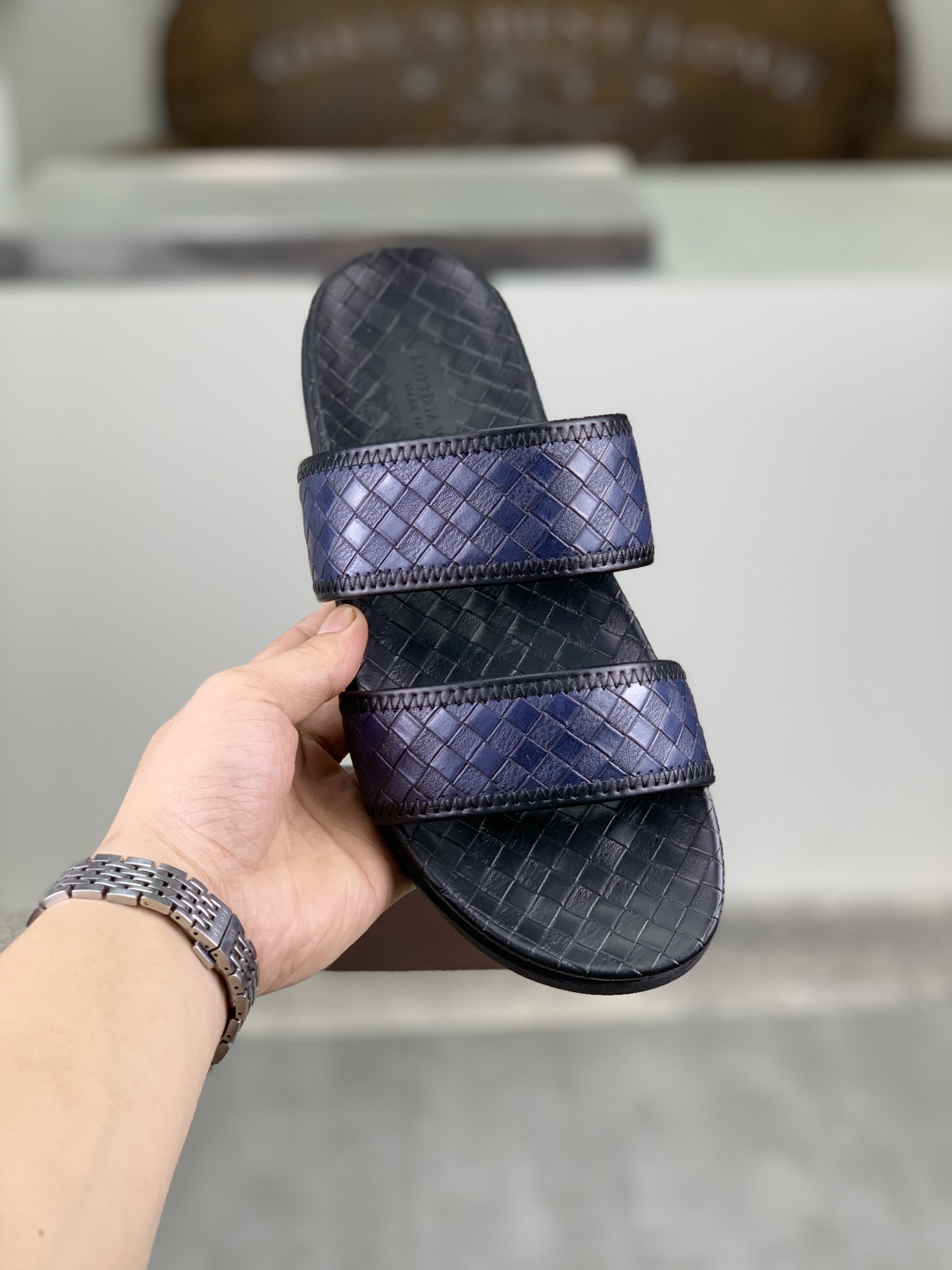 I0 高品质拖鞋  BOTTEGA VENETA官网同步最拖鞋🩴 顶级版市场最高版本的Bottega Veneta ， 接受材质对比 鞋型对比 工艺对比 实用又有质感·百搭适用任何场合、越看越有味道。纯手工工艺-鞋面材质，意大利🇮🇹进口小牛皮-内里优质水染羊皮-原版私模定制大底-