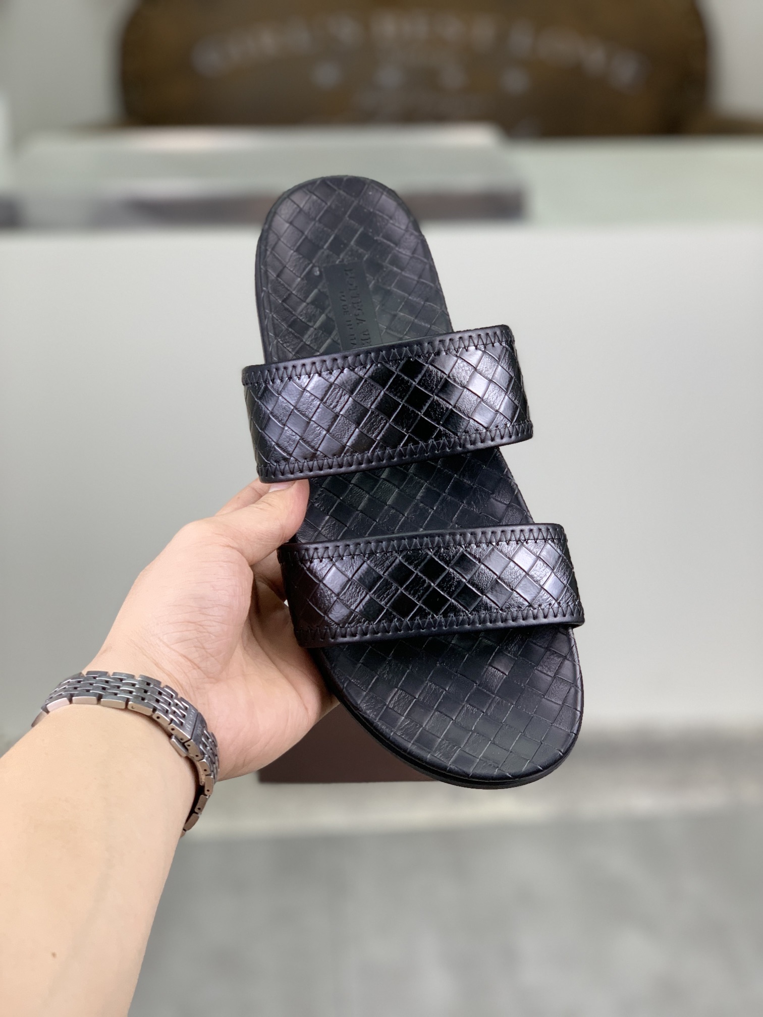 I0 高品质拖鞋  BOTTEGA VENETA官网同步最拖鞋🩴 顶级版市场最高版本的Bottega Veneta ， 接受材质对比 鞋型对比 工艺对比 实用又有质感·百搭适用任何场合、越看越有味道。纯手工工艺-鞋面材质，意大利🇮🇹进口小牛皮-内里优质水染羊皮-原版私模定制大底-