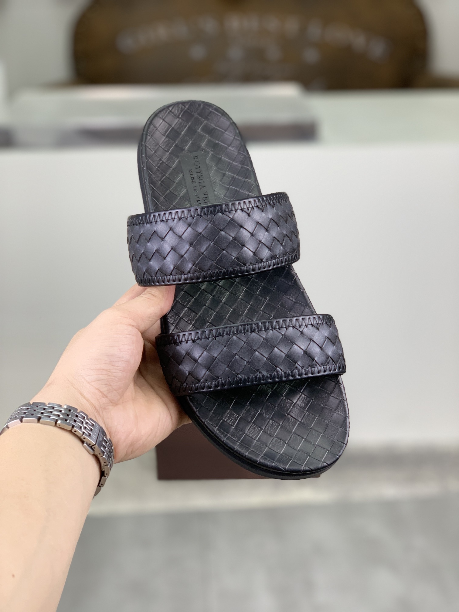 I0 高品质拖鞋  BOTTEGA VENETA官网同步最拖鞋🩴 顶级版市场最高版本的Bottega Veneta ， 接受材质对比 鞋型对比 工艺对比 实用又有质感·百搭适用任何场合、越看越有味道。纯手工工艺-鞋面材质，意大利🇮🇹进口小牛皮-内里优质水染羊皮-原版私模定制大底-