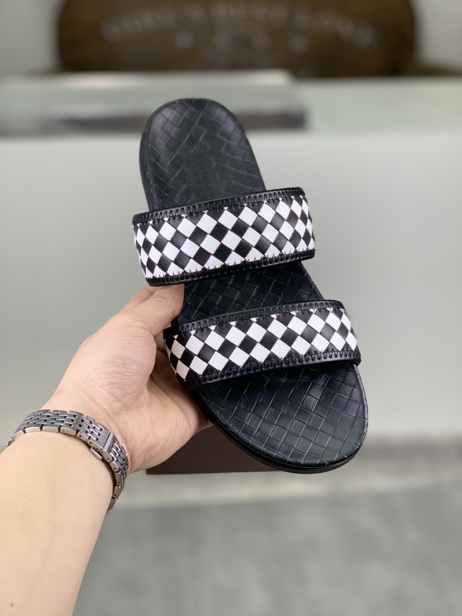 I0 高品质拖鞋  BOTTEGA VENETA官网同步最拖鞋🩴 顶级版市场最高版本的Bottega Veneta ， 接受材质对比 鞋型对比 工艺对比 实用又有质感·百搭适用任何场合、越看越有味道。纯手工工艺-鞋面材质，意大利🇮🇹进口小牛皮-内里优质水染羊皮-原版私模定制大底-