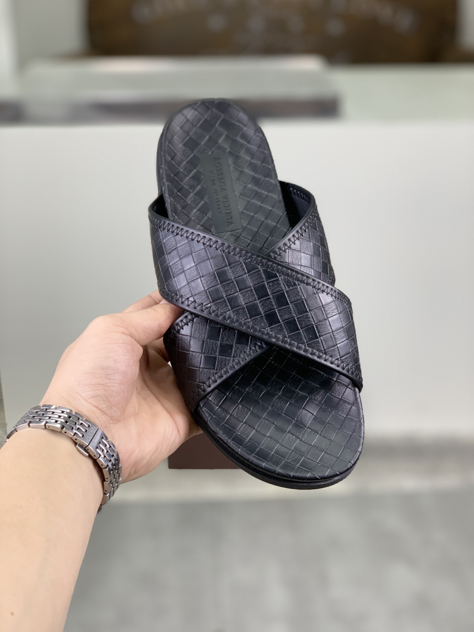 I0 高品质拖鞋  BOTTEGA VENETA官网同步最拖鞋🩴 顶级版市场最高版本的Bottega Veneta ， 接受材质对比 鞋型对比 工艺对比 实用又有质感·百搭适用任何场合、越看越有味道。纯手工工艺-鞋面材质，意大利🇮🇹进口小牛皮-内里优质水染羊皮-原版私模定制大底-