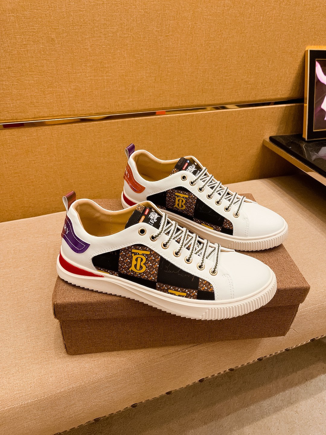 I5 巴宝莉 Burberry 男鞋高端品牌 官网1比1最新力作：鞋面采用意大利进口头层牛皮搭配舒适透气内里原版防滑耐磨大底制作，让行走更加便捷舒适，惊世之作，与官方的质量相比美的1：1复刻[色]打造时尚个性衬托你的与众不同潮男必备!经典