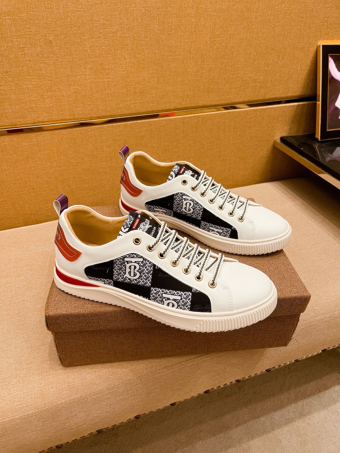 I5 巴宝莉 Burberry 男鞋高端品牌 官网1比1最新力作：鞋面采用意大利进口头层牛皮搭配舒适透气内里原版防滑耐磨大底制作，让行走更加便捷舒适，惊世之作，与官方的质量相比美的1：1复刻[色]打造时尚个性衬托你的与众不同潮男必备!经典