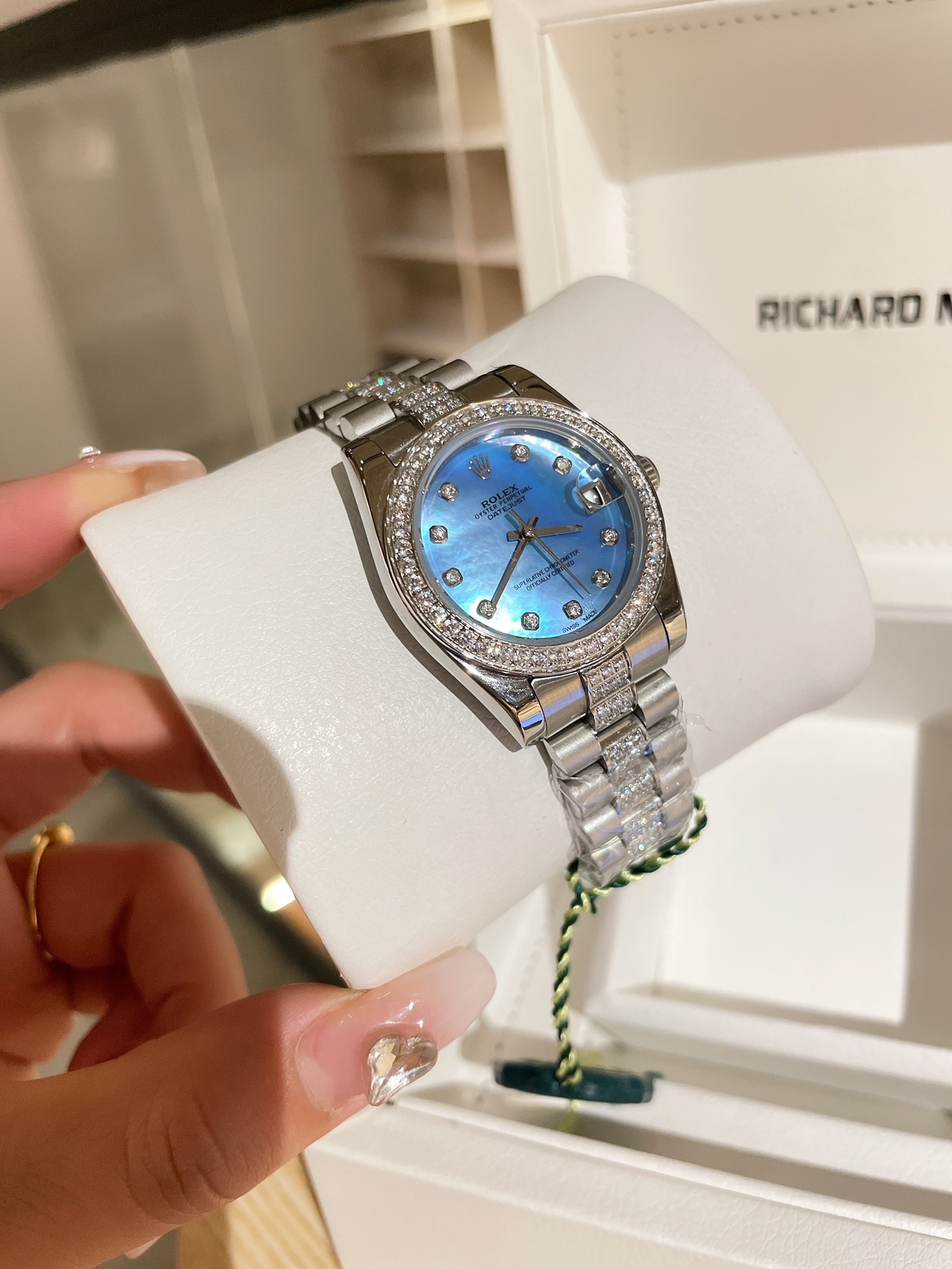 #  劳力士 Rolex  日志 系列经典女款 实芯三珠钢带-原装压扣  设计显出独特高贵优雅女神气质316精钢表壳搭配施华洛世奇水晶钻石，纯手工镶嵌而成，女性气质，高端大气，不显浮华的风格广受成功人士喜爱，逐渐深刻人心，并备受各界女士推重。工艺精湛，糅合尊贵、典雅和独特气质于一身