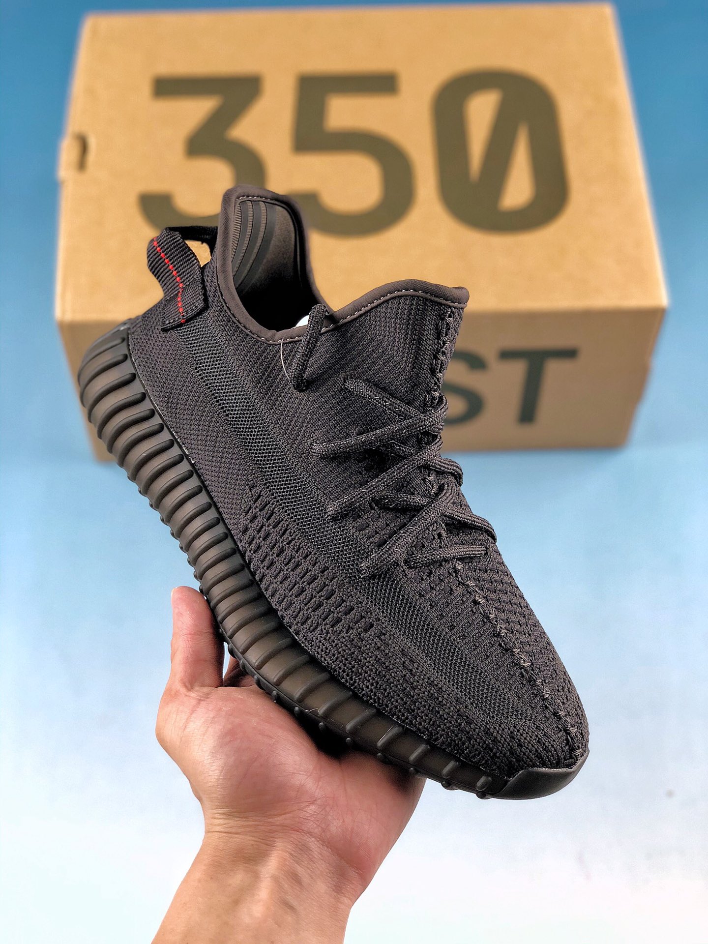 福利特价 冲刺618
 放店私
 Adidas Yeezy 350 Boost V2 “黑天使”
巴斯夫大底 同样全套原厂进口材料 原纸版 原楦成型 原织面纯原1.0#原织面精针织机，原厂反光针织面料#顶级Boost 满钉大底 一切细节实拍如图极力推荐此版本 触碰性价比至高点 
货号：Fu9007
Size：36 36.5 37 38 38.5 39 40 40.5 41  42 42.5 43 44 44.5 45