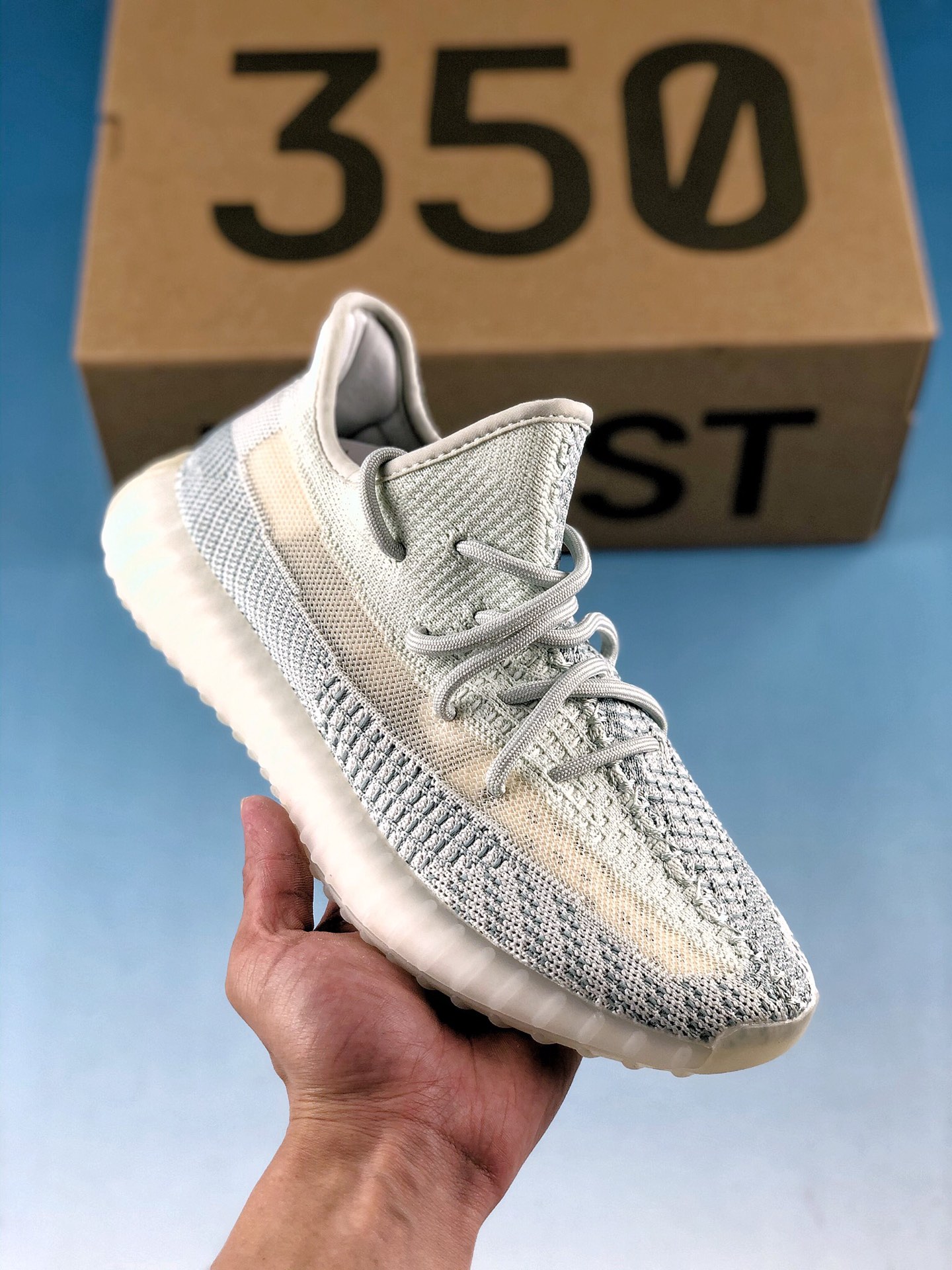 福利特价 冲刺618
 放店私
 Adidas Yeezy 350 Boost V2 “幻蓝天使”
巴斯夫大底 同样全套原厂进口材料 原纸版 原楦成型 原织面纯原1.0#原织面精针织机，原厂反光针织面料#顶级Boost 满钉大底 一切细节实拍如图极力推荐此版本 触碰性价比至高点 
货号：Fu9007
Size：36 36.5 37 38 38.5 39 40 40.5 41  42 42.5 43 44 44.5 45