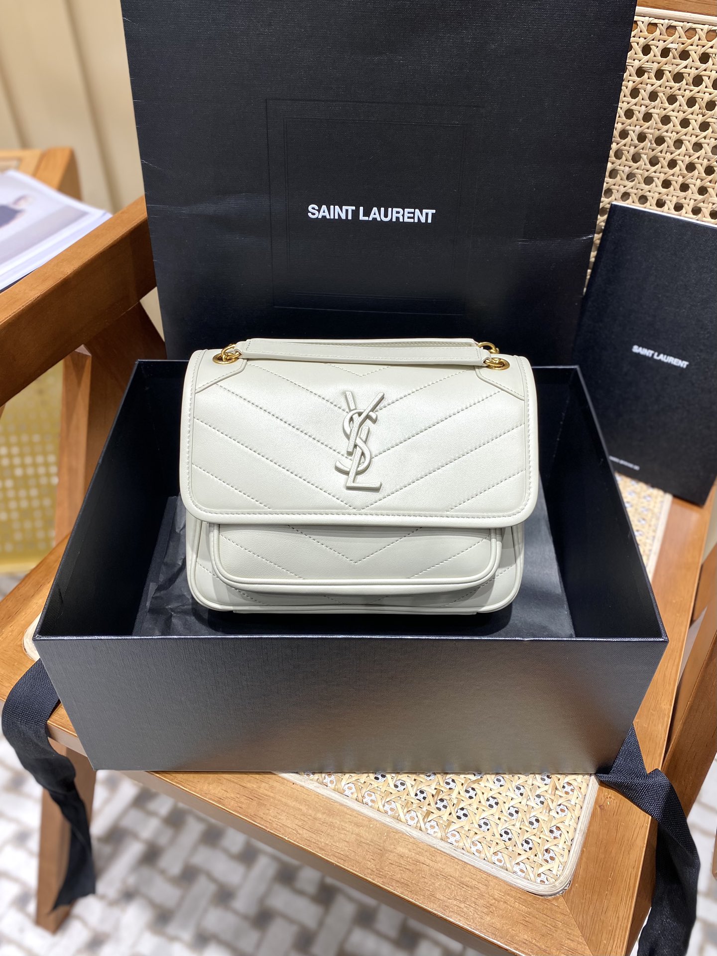 Saint laurent Ysl 𝑵𝒊𝒌𝒊 𝑳𝒂𝒎𝒃 22CM 小羊皮邮差包 533037/奶白色