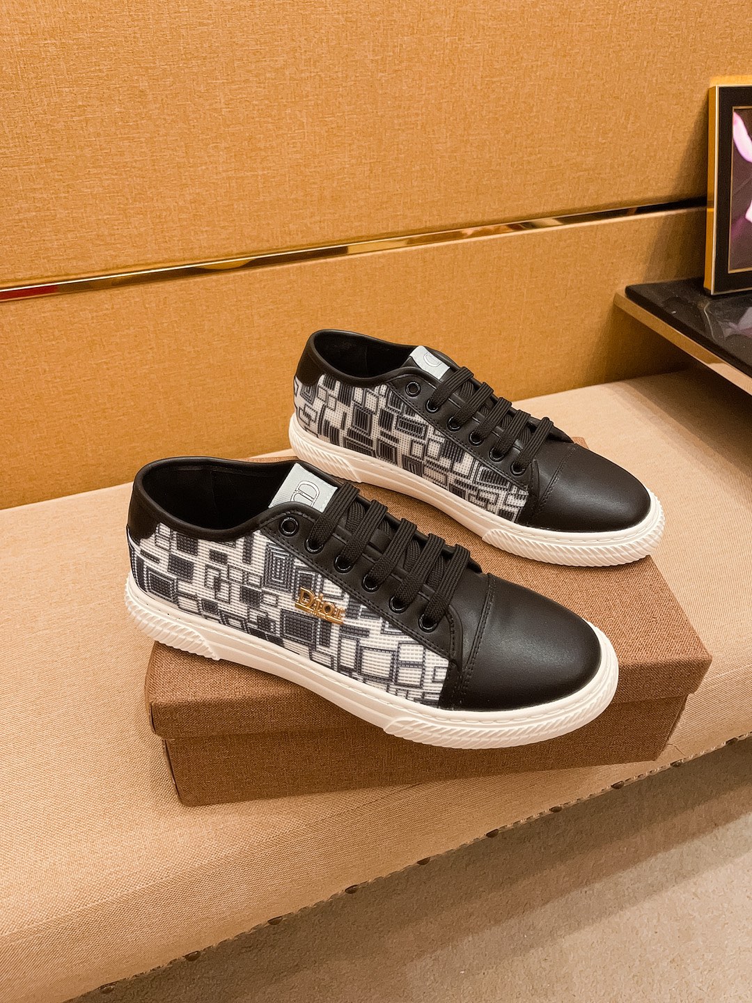 I5 迪奥男鞋高端品牌 官网1比1最新力作：鞋面采用意大利进口头层牛皮搭配舒适透气内里原版防滑耐磨大底制作，让行走更加便捷舒适，惊世之作，与官方的质量相比美的1：1复刻[色]打造时尚个性衬托你的与众不同潮男必备!经典