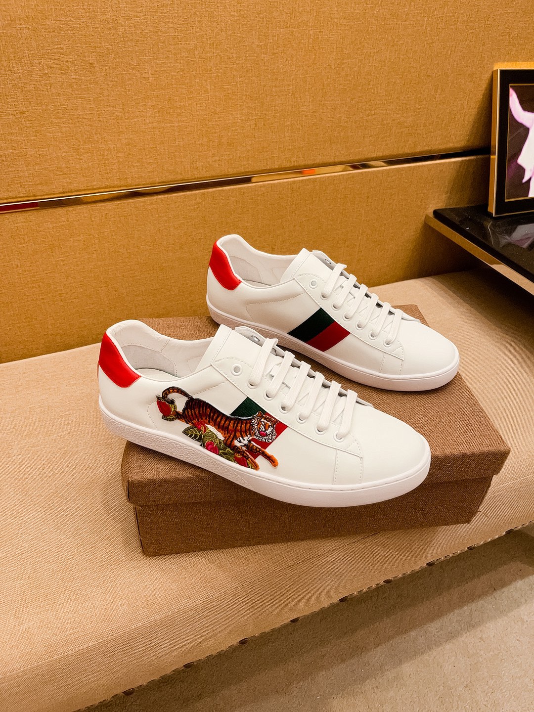 I0 巴宝莉 Burberry 男鞋高端品牌 官网1比1最新力作：鞋面采用意大利进口头层牛皮搭配舒适透气内里原版防滑耐磨大底制作，让行走更加便捷舒适，惊世之作，与官方的质量相比美的1：1复刻[色]打造时尚个性衬托你的与众不同潮男必备!经典