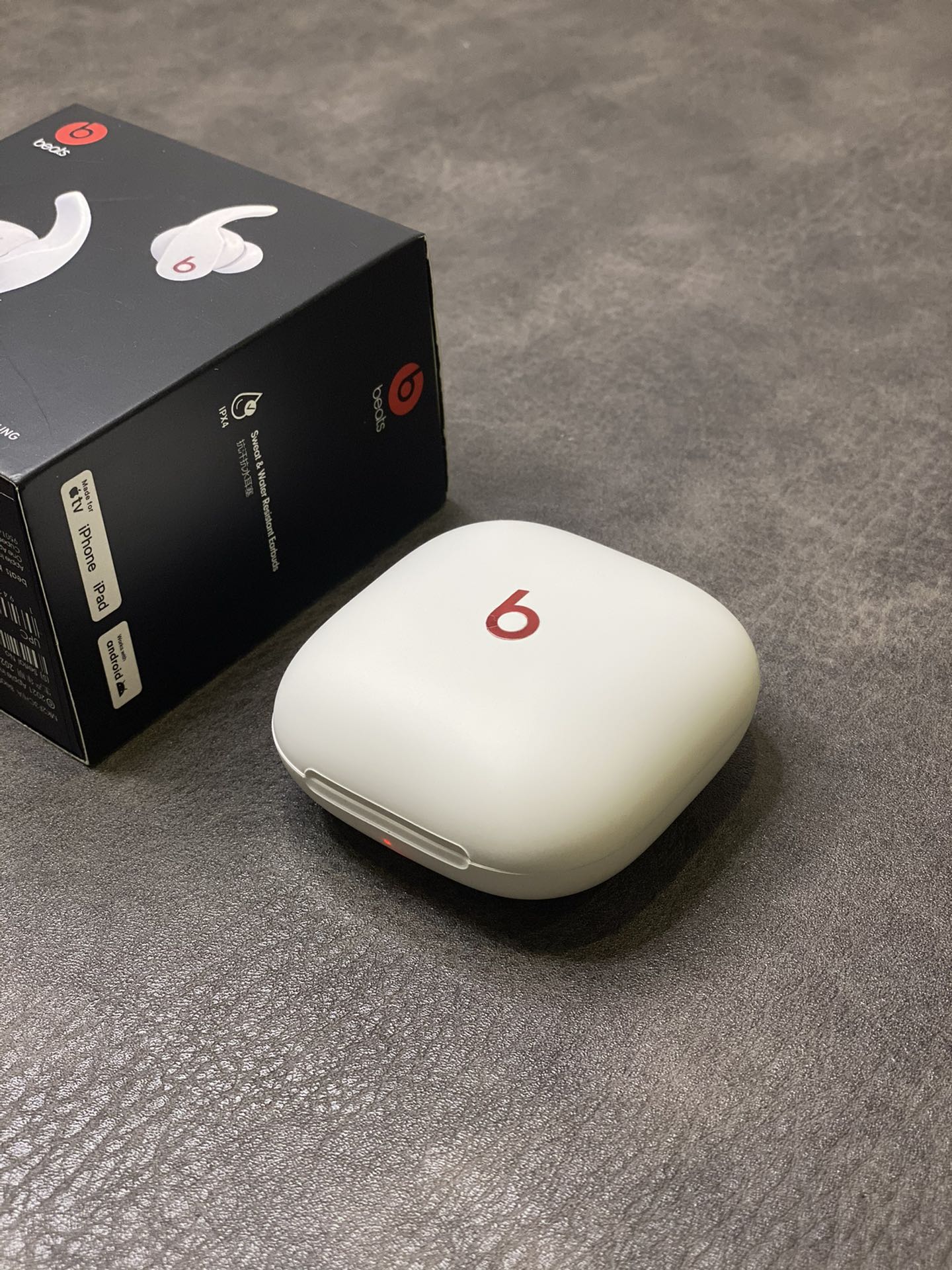 本地放💰120
正确版 Beats Fit Pro 魔音蓝牙耳机
市面唯一正确版本 原装盒子包装
台湾进口芯片 1.75石墨钛喇叭 音质非常好💯
立体凹版雕刻魔音logo 区别市面错误版油漆图标
按压式切换模式‼️指哪打哪的按键回馈感
续航最长听歌可达8小时 搭配充电仓可达一天
Type-C充电口 可快速充电 充电5分钟听歌1小时
5.0蓝牙 安卓/苹果都能用 市面手机基本都匹配

提供三种尺寸胶塞 给你最佳的佩戴舒适感受！
包装清单 耳机 充电线 替换耳塞 说明书 B字贴纸等
退换要求 外观不磨损支持退换 售后保修三个月！