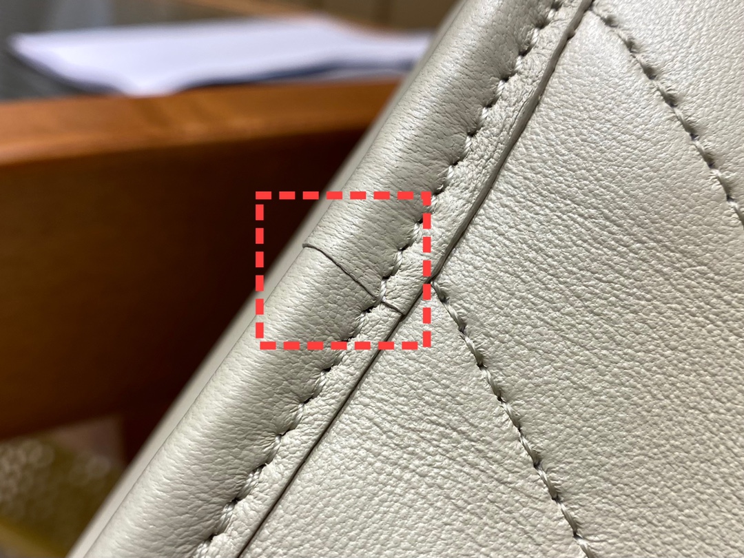 Saint laurent Ysl 𝑵𝒊𝒌𝒊 𝑳𝒂𝒎𝒃 28CM 小羊皮邮差包 498894/奶白色