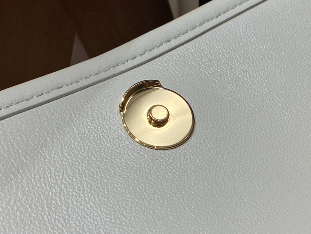 Saint laurent Ysl 𝑵𝒊𝒌𝒊 𝑳𝒂𝒎𝒃 28CM 小羊皮邮差包 498894/奶白色