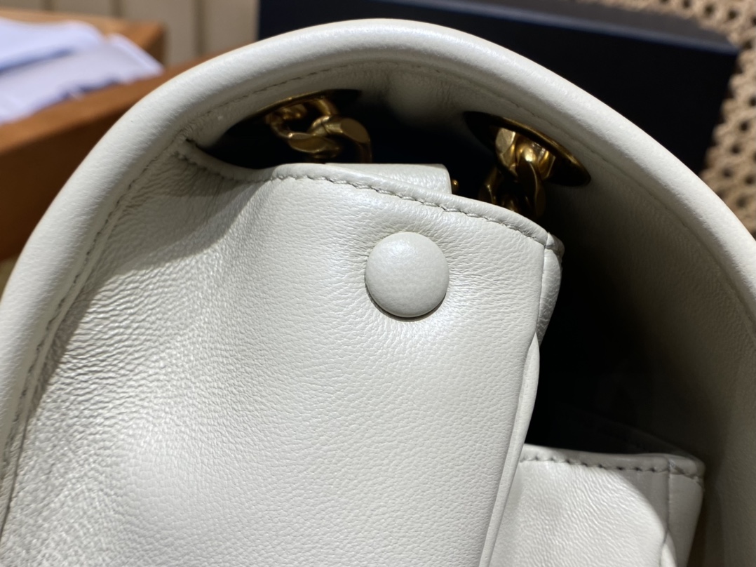 Saint laurent Ysl 𝑵𝒊𝒌𝒊 𝑳𝒂𝒎𝒃 28CM 小羊皮邮差包 498894/奶白色