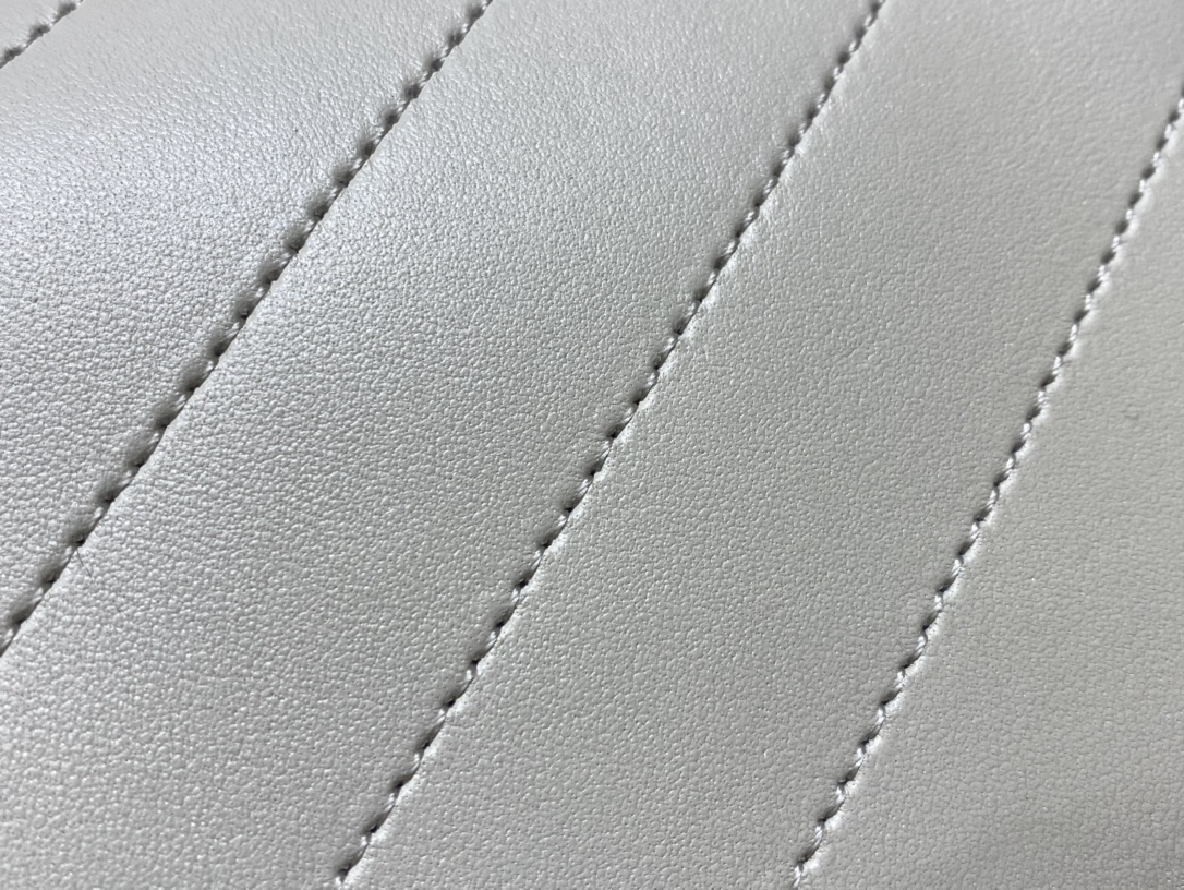 Saint laurent Ysl 𝑵𝒊𝒌𝒊 𝑳𝒂𝒎𝒃 28CM 小羊皮邮差包 498894/奶白色