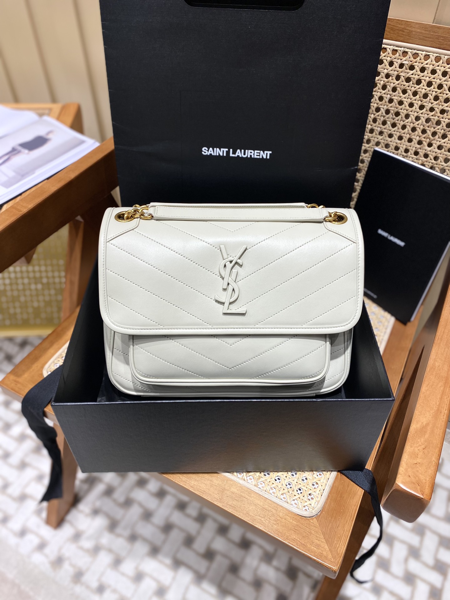 Saint laurent Ysl 𝑵𝒊𝒌𝒊 𝑳𝒂𝒎𝒃 28CM 小羊皮邮差包 498894/奶白色