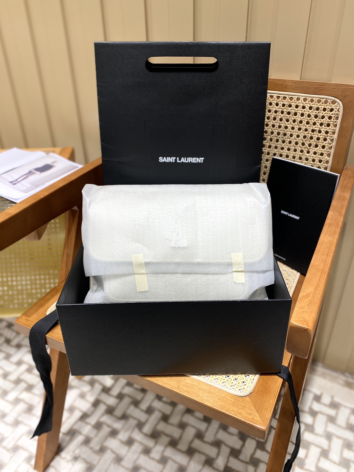 Saint laurent Ysl 𝑵𝒊𝒌𝒊 𝑳𝒂𝒎𝒃 28CM 小羊皮邮差包 498894/奶白色