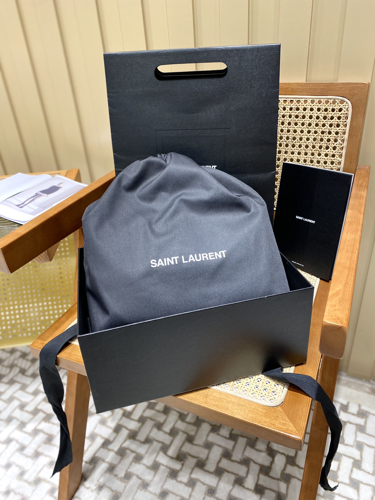 Saint laurent Ysl 𝑵𝒊𝒌𝒊 𝑳𝒂𝒎𝒃 28CM 小羊皮邮差包 498894/奶白色