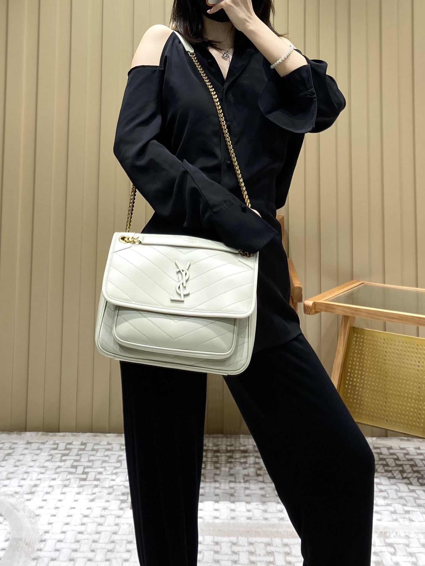 Saint laurent Ysl 𝑵𝒊𝒌𝒊 𝑳𝒂𝒎𝒃 28CM 小羊皮邮差包 498894/奶白色