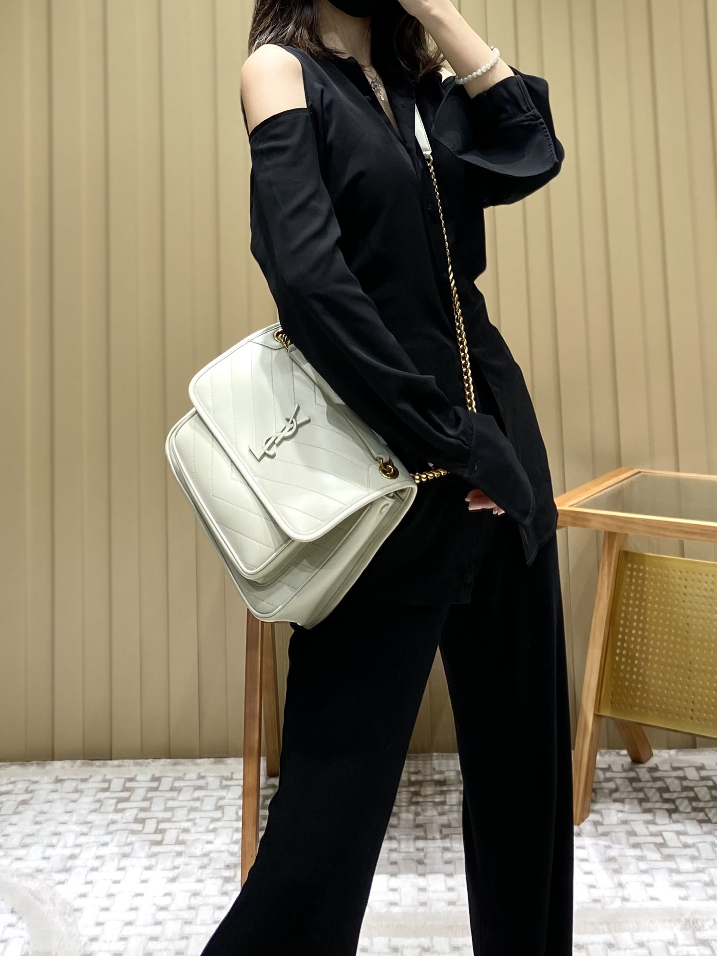 Saint laurent Ysl 𝑵𝒊𝒌𝒊 𝑳𝒂𝒎𝒃 28CM 小羊皮邮差包 498894/奶白色