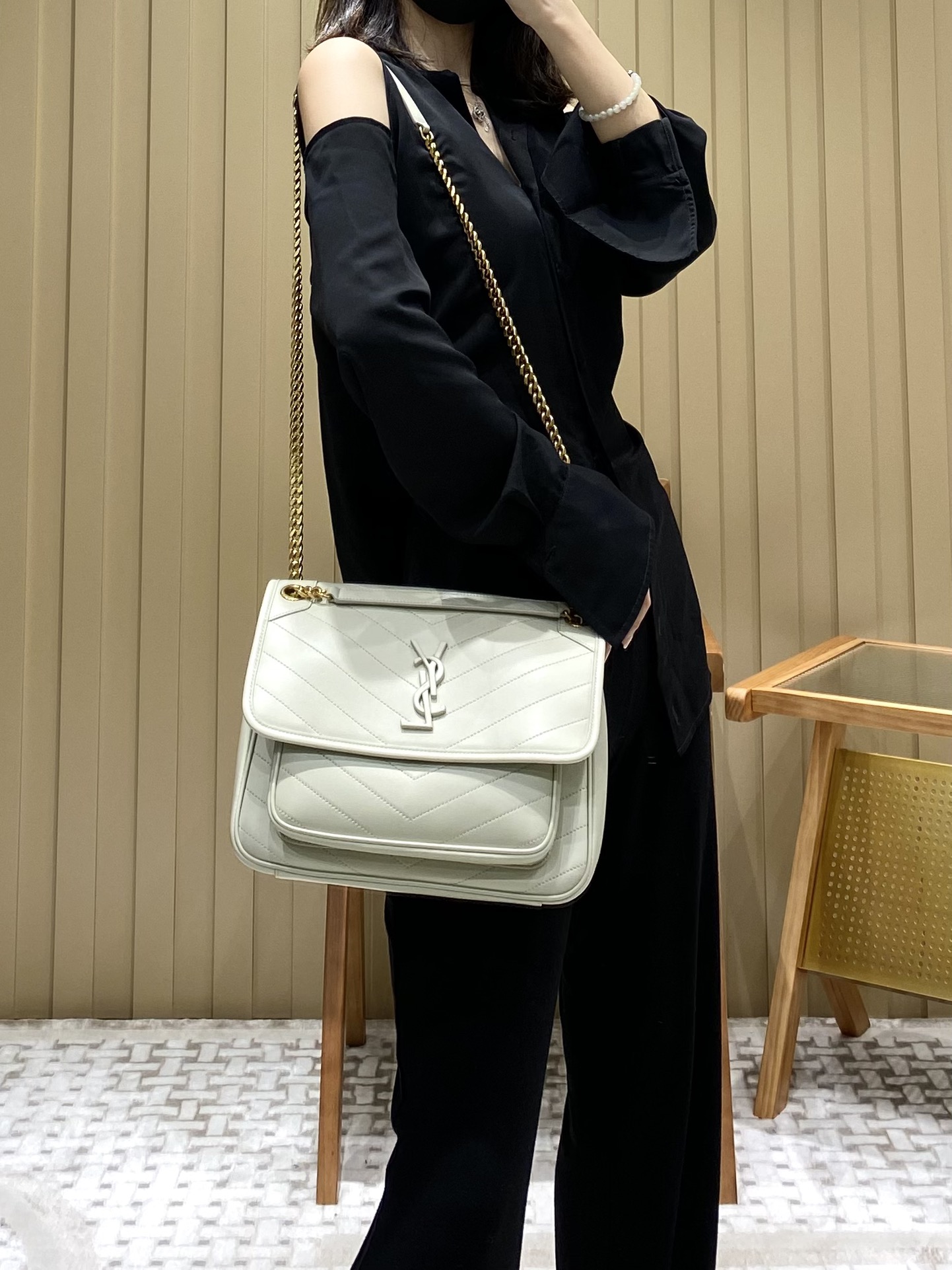 Saint laurent Ysl 𝑵𝒊𝒌𝒊 𝑳𝒂𝒎𝒃 28CM 小羊皮邮差包 498894/奶白色