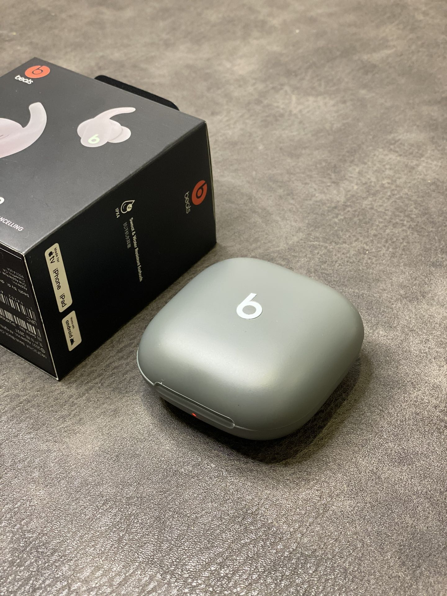 本地放💰120
正确版 Beats Fit Pro 魔音蓝牙耳机
市面唯一正确版本 原装盒子包装
台湾进口芯片 1.75石墨钛喇叭 音质非常好💯
立体凹版雕刻魔音logo 区别市面错误版油漆图标
按压式切换模式‼️指哪打哪的按键回馈感
续航最长听歌可达8小时 搭配充电仓可达一天
Type-C充电口 可快速充电 充电5分钟听歌1小时
5.0蓝牙 安卓/苹果都能用 市面手机基本都匹配

提供三种尺寸胶塞 给你最佳的佩戴舒适感受！
包装清单 耳机 充电线 替换耳塞 说明书 B字贴纸等
退换要求 外观不磨损支持退换 售后保修三个月！