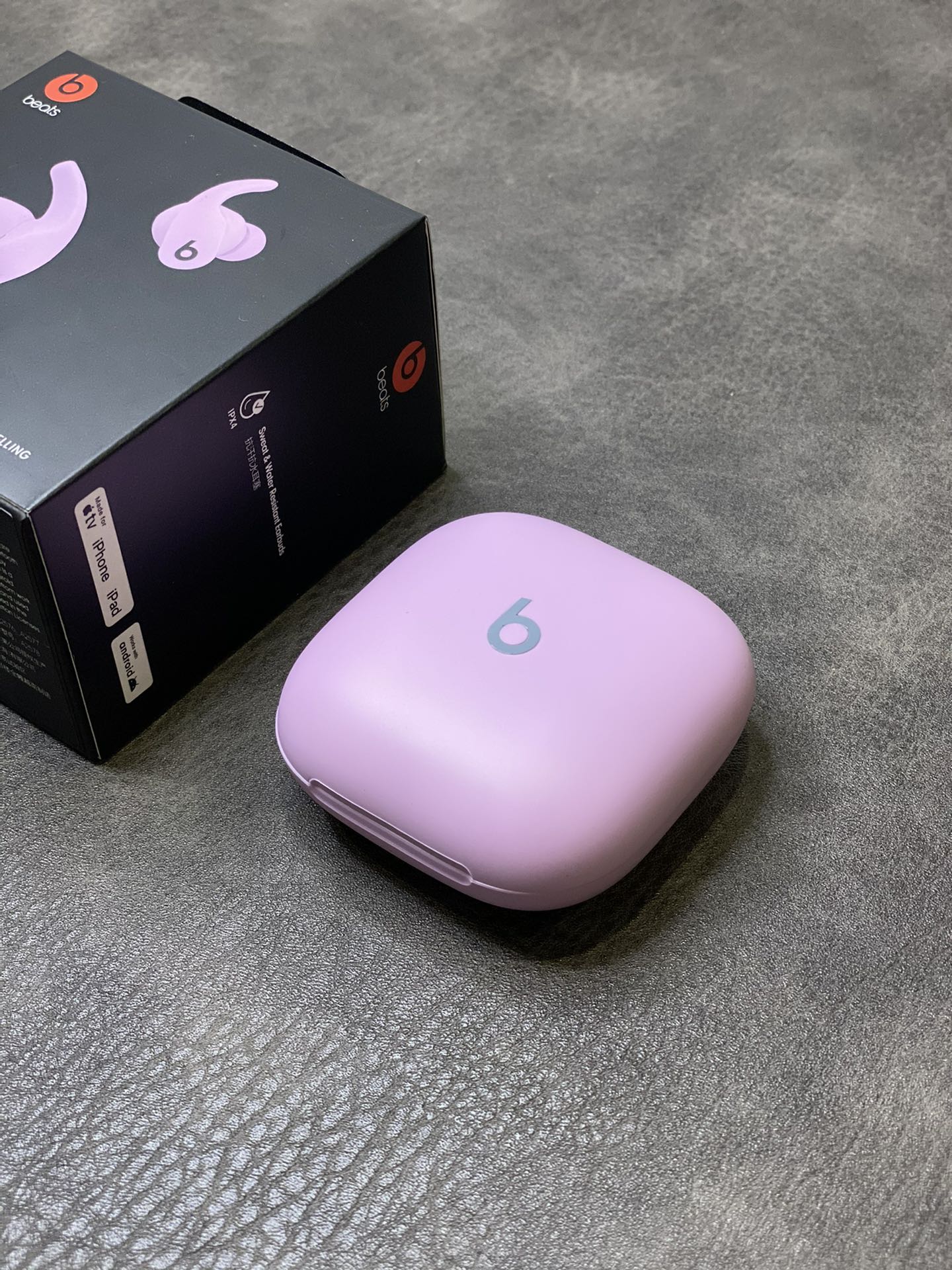 本地放💰120
正确版 Beats Fit Pro 魔音蓝牙耳机
市面唯一正确版本 原装盒子包装
台湾进口芯片 1.75石墨钛喇叭 音质非常好💯
立体凹版雕刻魔音logo 区别市面错误版油漆图标
按压式切换模式‼️指哪打哪的按键回馈感
续航最长听歌可达8小时 搭配充电仓可达一天
Type-C充电口 可快速充电 充电5分钟听歌1小时
5.0蓝牙 安卓/苹果都能用 市面手机基本都匹配

提供三种尺寸胶塞 给你最佳的佩戴舒适感受！
包装清单 耳机 充电线 替换耳塞 说明书 B字贴纸等
退换要求 外观不磨损支持退换 售后保修三个月！