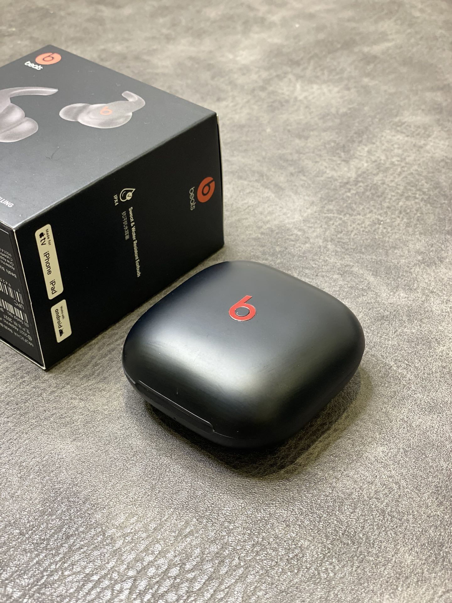 本地放💰120
正确版 Beats Fit Pro 魔音蓝牙耳机
市面唯一正确版本 原装盒子包装
台湾进口芯片 1.75石墨钛喇叭 音质非常好💯
立体凹版雕刻魔音logo 区别市面错误版油漆图标
按压式切换模式‼️指哪打哪的按键回馈感
续航最长听歌可达8小时 搭配充电仓可达一天
Type-C充电口 可快速充电 充电5分钟听歌1小时
5.0蓝牙 安卓/苹果都能用 市面手机基本都匹配

提供三种尺寸胶塞 给你最佳的佩戴舒适感受！
包装清单 耳机 充电线 替换耳塞 说明书 B字贴纸等
退换要求 外观不磨损支持退换 售后保修三个月！