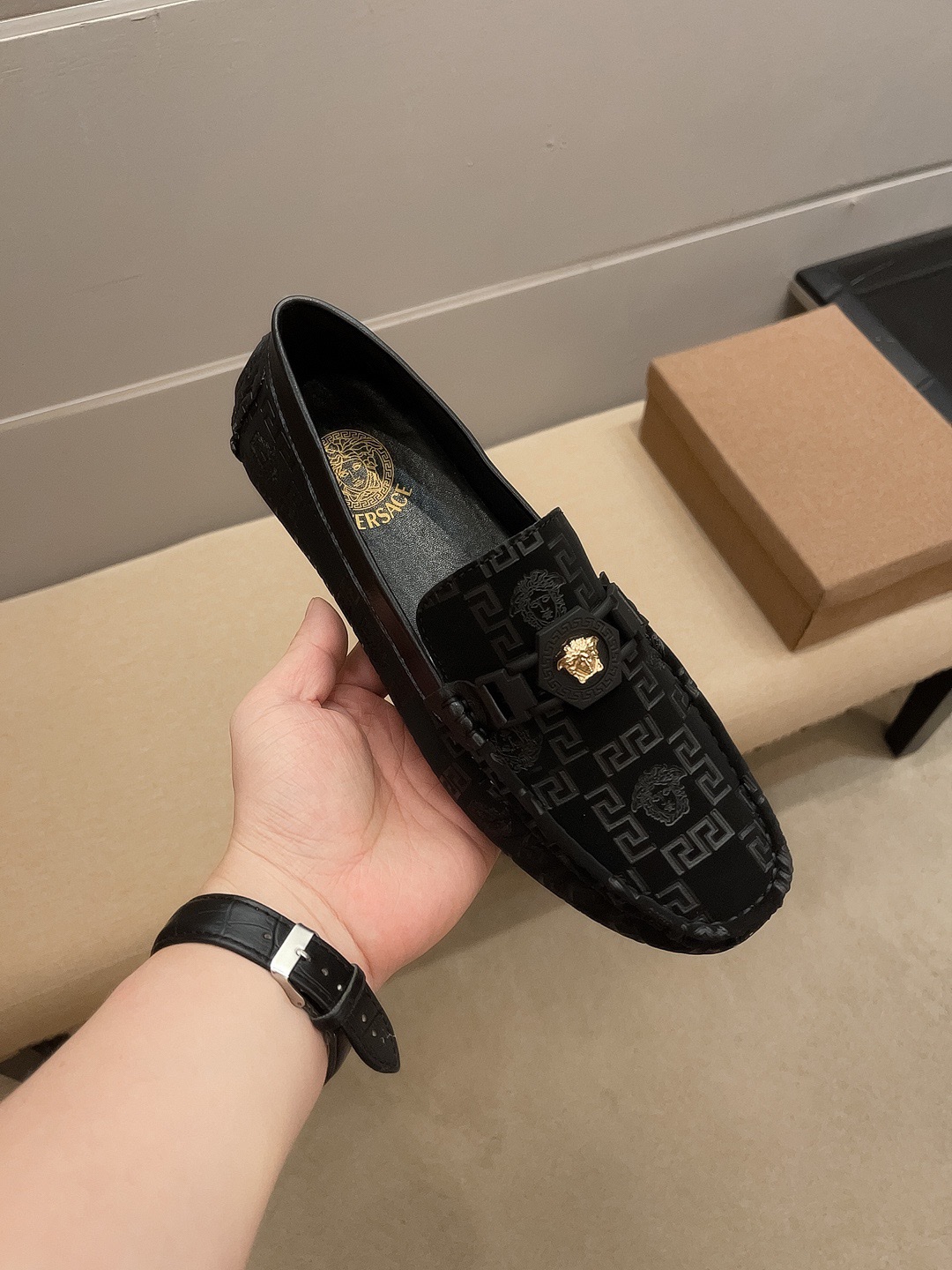 NO:353747,[Versace] Official original version, Milan Men's Fashion Week catwalk style, Italian cowhide fabric, super soft texture, sweat-absorbing and breathable, the banshee avatar on the upper represents the favorite logo for men, low-key and generous, the effect of putting on the feet is super good, and a magic tool for picking girls in the nightclub!  size37-45, versace, versace, cowhide19860909【Versace 范思哲】官方原版,米兰男时装周走秀款,意大利牛皮面料,超软质感,吸汗透气 ,鞋面女妖头像代表男士最爱标志,低调大方,上脚效果超赞,夜店撩妹神器！size37-45,,versace,versace,cowhide,Men's shoes