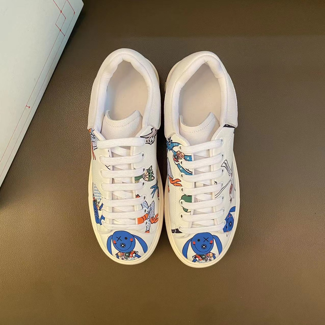 I0  高品质😍 欧美大师设计简洁高档大气，专柜品质值得信赖，面料进口顶级牛皮 。😍 羊皮内里🐑 做工精细，专柜原版大底，上脚舒适百搭，潮男乐福专属定制，小 麦昆 Alexander McQueen  适合司机户外行车🚗 休闲鞋系列之首 男鞋