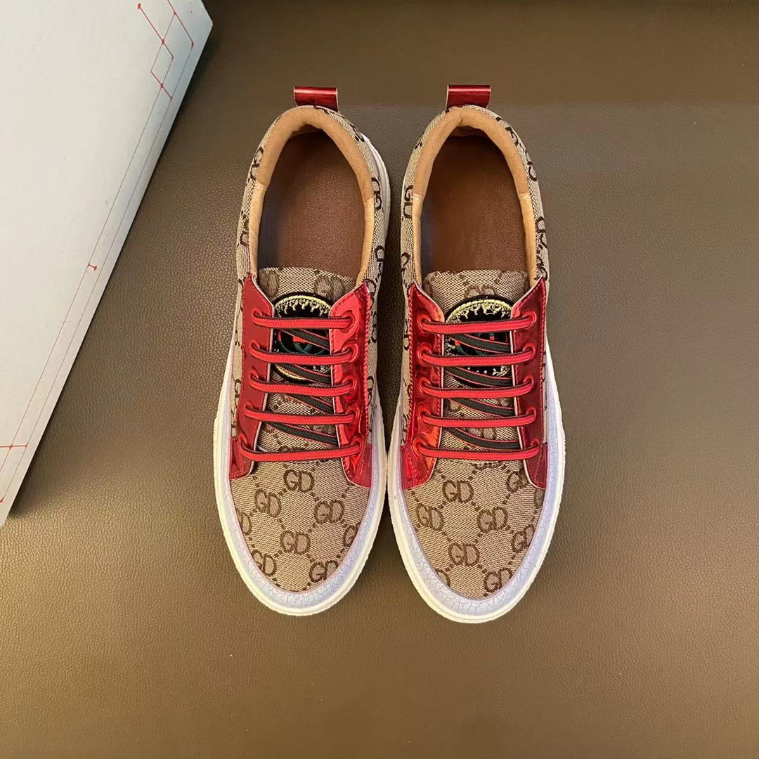 I0  高品质😍 欧美大师设计简洁高档大气，专柜品质值得信赖，面料进口顶级牛皮 。😍 羊皮内里🐑 做工精细，专柜原版大底，上脚舒适百搭，潮男乐福专属定制，小 麦昆 Alexander McQueen  适合司机户外行车🚗 休闲鞋系列之首 男鞋