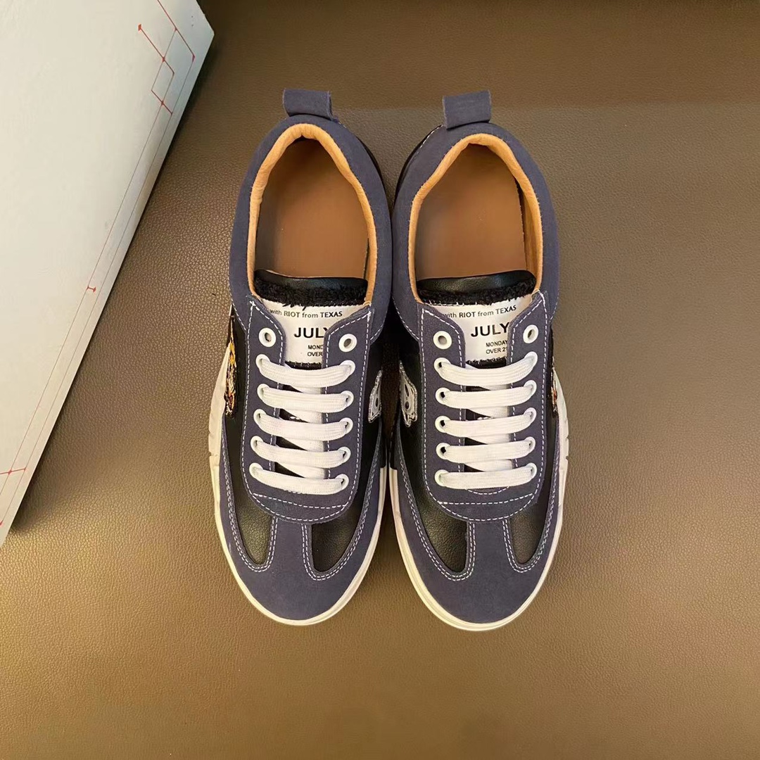 I0  高品质😍 欧美大师设计简洁高档大气，专柜品质值得信赖，面料进口顶级牛皮 。😍 羊皮内里🐑 做工精细，专柜原版大底，上脚舒适百搭，潮男乐福专属定制，小 麦昆 Alexander McQueen  适合司机户外行车🚗 休闲鞋系列之首 男鞋