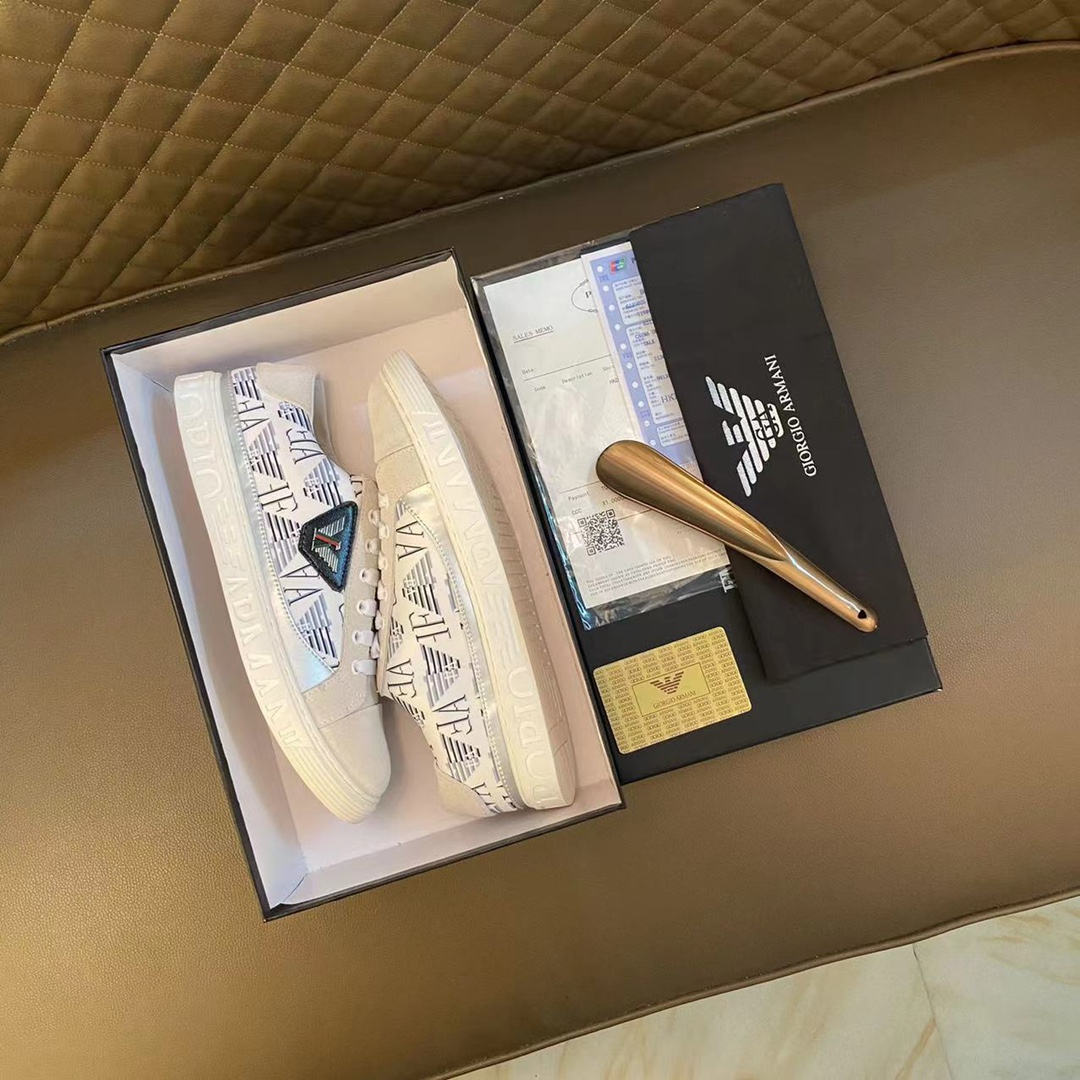 I0  高品质😍 欧美大师设计简洁高档大气，专柜品质值得信赖，面料进口顶级牛皮 。😍 羊皮内里🐑 做工精细，专柜原版大底，上脚舒适百搭，潮男乐福专属定制，小 麦昆 Alexander McQueen  适合司机户外行车🚗 休闲鞋系列之首 男鞋