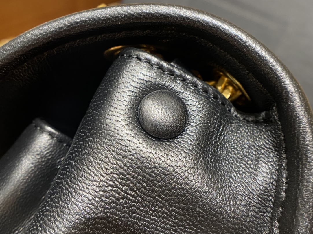 Saint laurent Ysl 𝑵𝒊𝒌𝒊 𝑳𝒂𝒎𝒃 22CM 小羊皮邮差包 533037/黑色