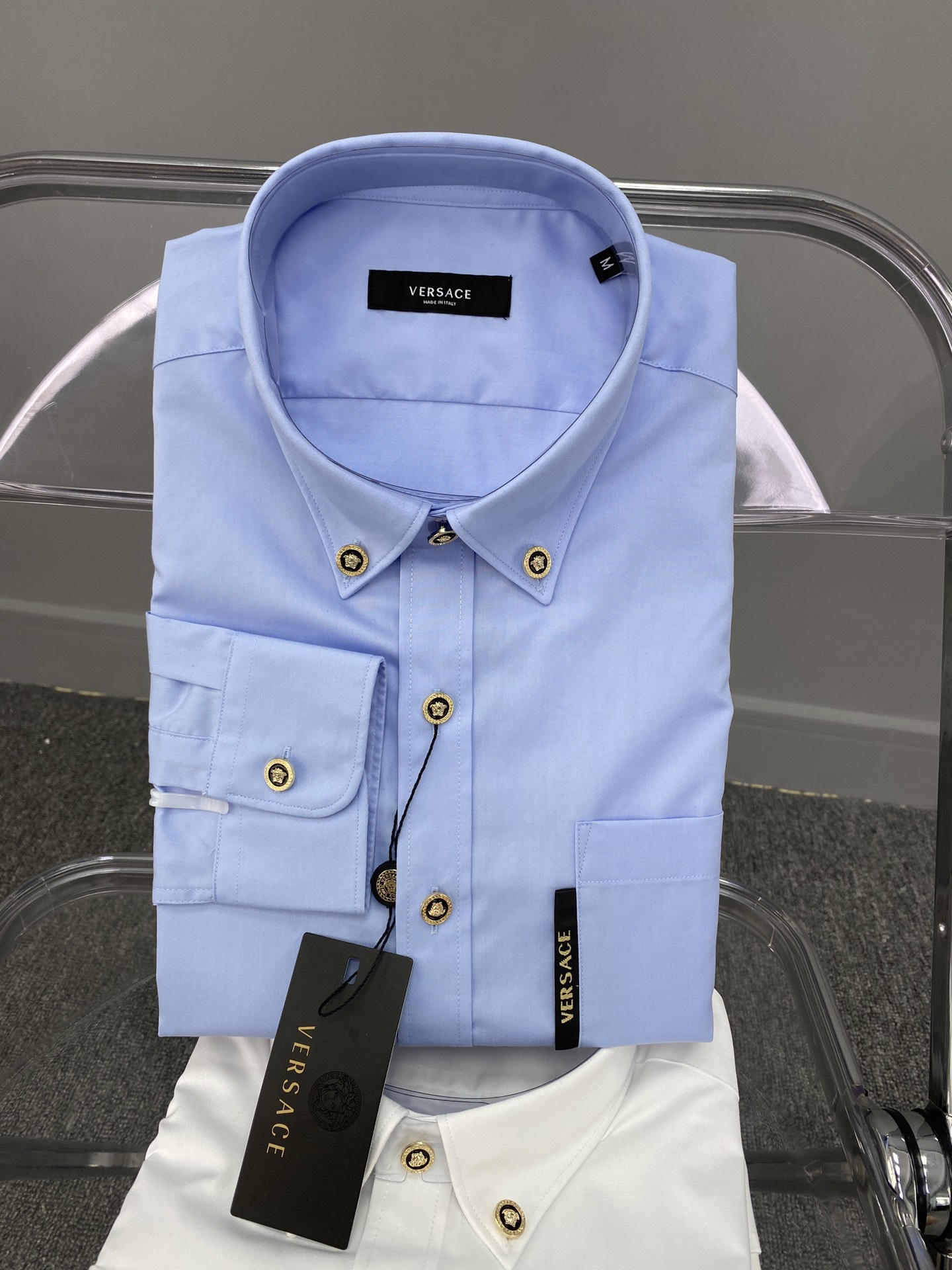 新款棉府绸衬衣，男士标志性徽标美杜莎图案金属纽扣休闲长袖衬衫