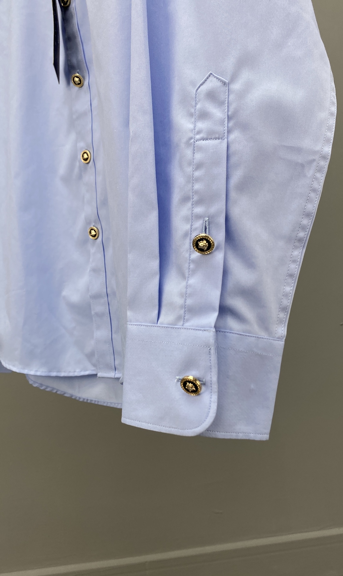 新款棉府绸衬衣，男士标志性徽标美杜莎图案金属纽扣休闲长袖衬衫