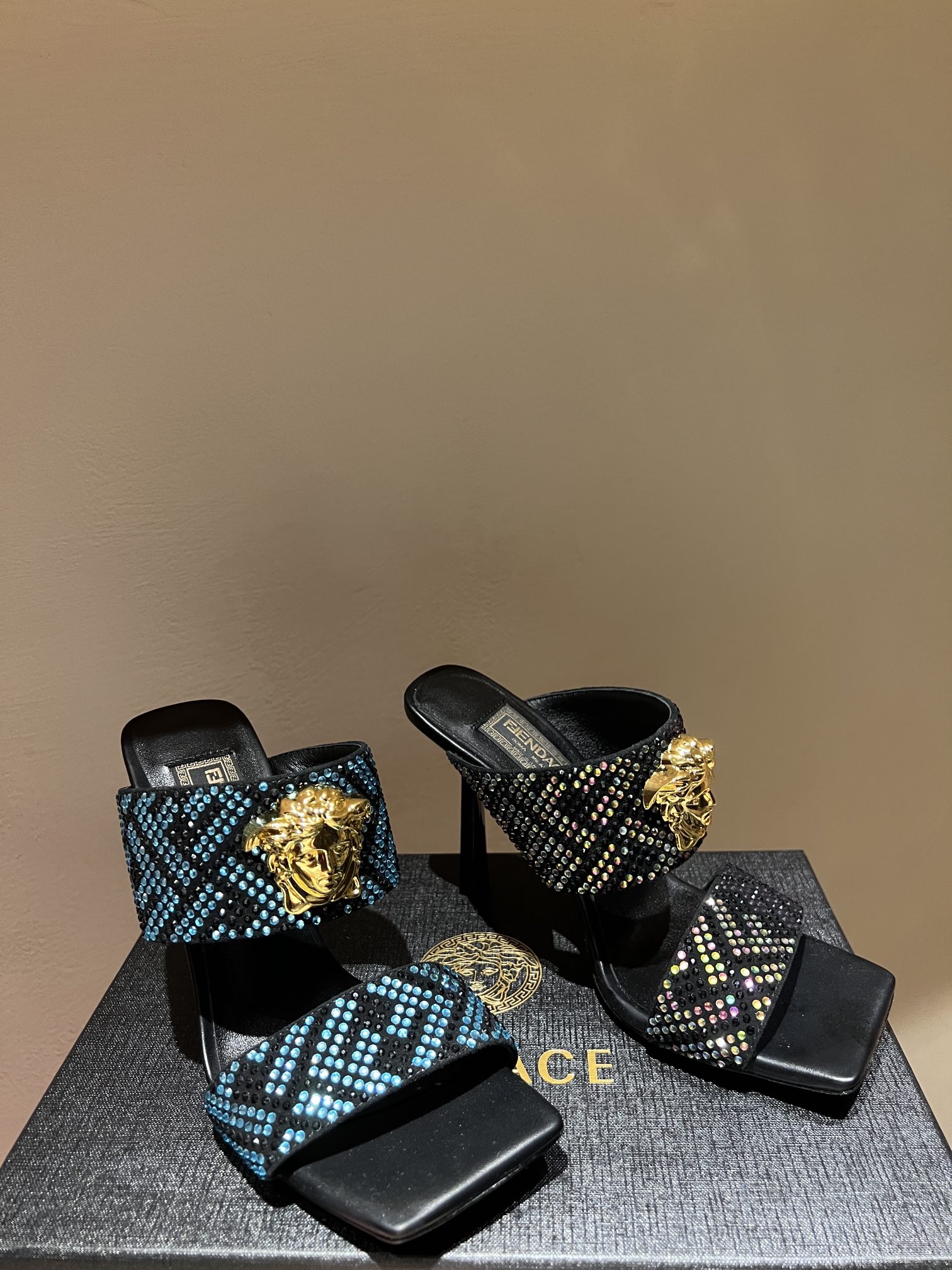 Fendi x Versace Collaboration: Fashion Week Highlights and Key Details - 图片 8