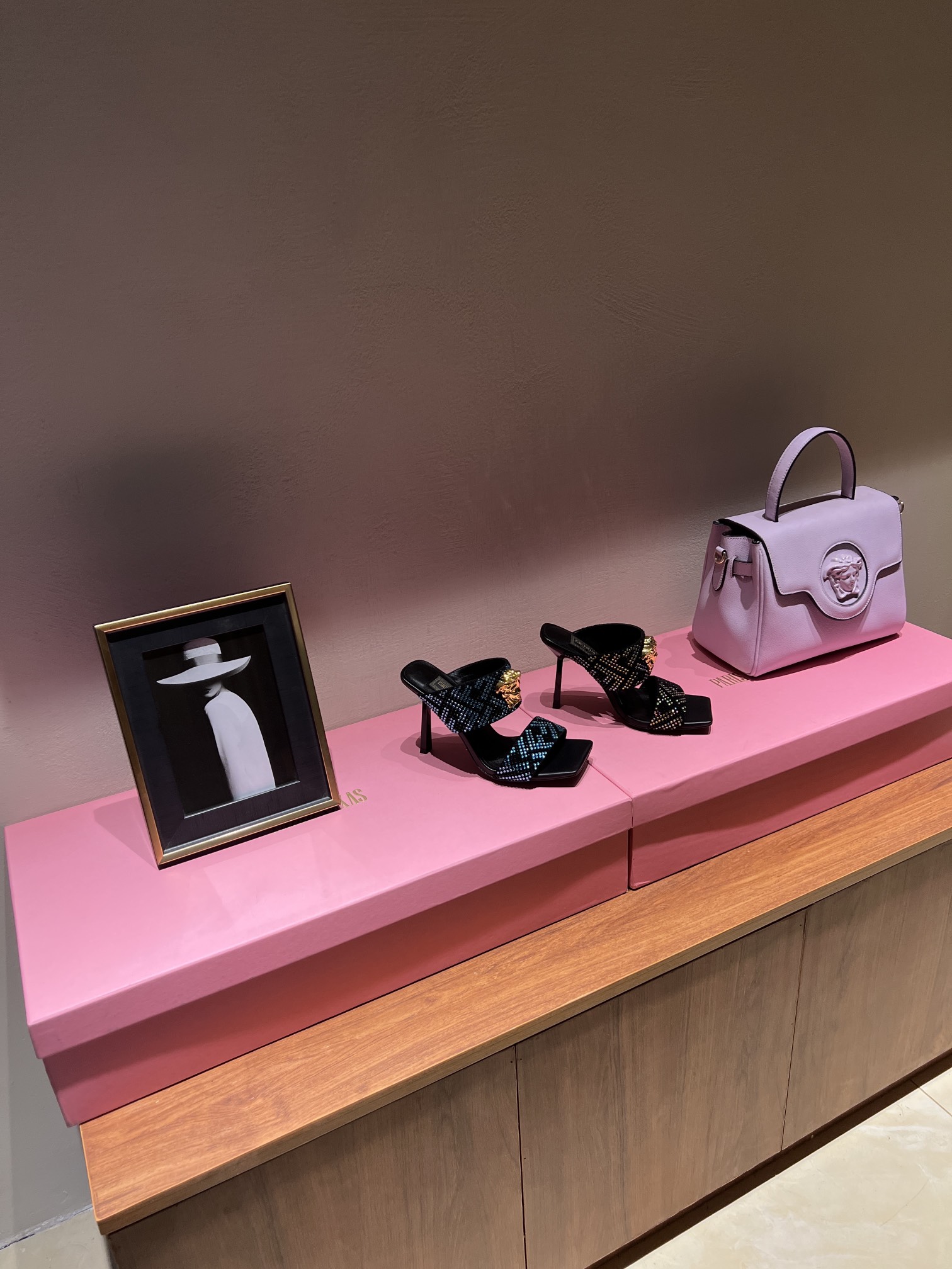 Fendi x Versace Collaboration: Fashion Week Highlights and Key Details - 图片 2