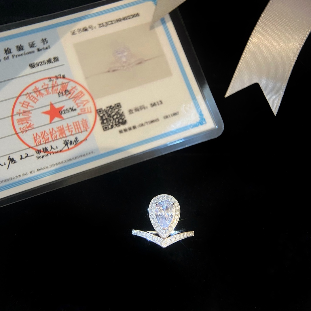批发价（彩白）
josehine 约瑟芬系列，梨形宝石1.5ct主石钻戒。尺寸5678号，采用925银镀