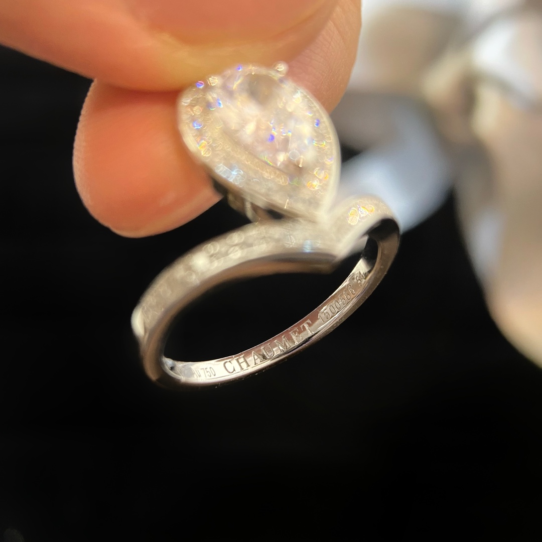 批发价（彩白）
josehine 约瑟芬系列，梨形宝石1.5ct主石钻戒。尺寸5678号，采用925银镀