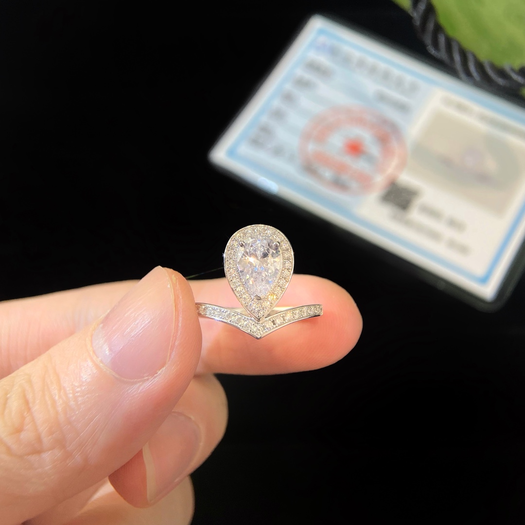 批发价（彩白）
josehine 约瑟芬系列，梨形宝石1.5ct主石钻戒。尺寸5678号，采用925银镀