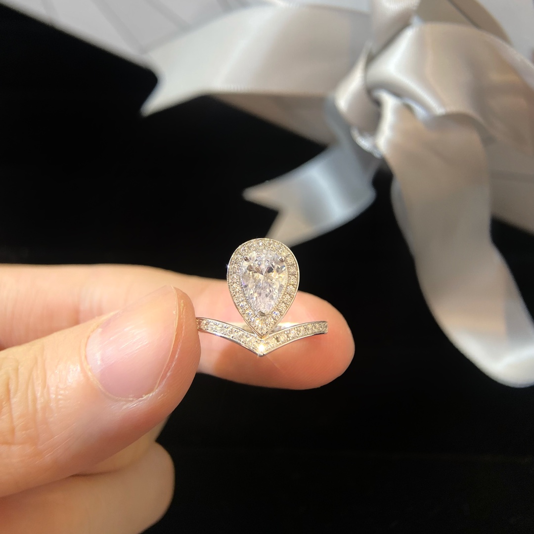 批发价（彩白）
josehine 约瑟芬系列，梨形宝石1.5ct主石钻戒。尺寸5678号，采用925银镀