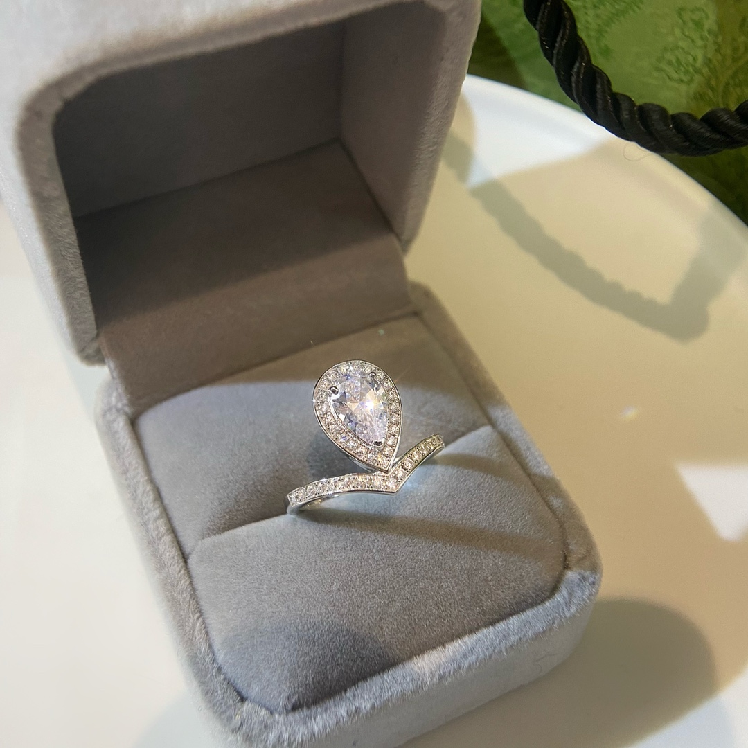 批发价（彩白）
josehine 约瑟芬系列，梨形宝石1.5ct主石钻戒。尺寸5678号，采用925银镀