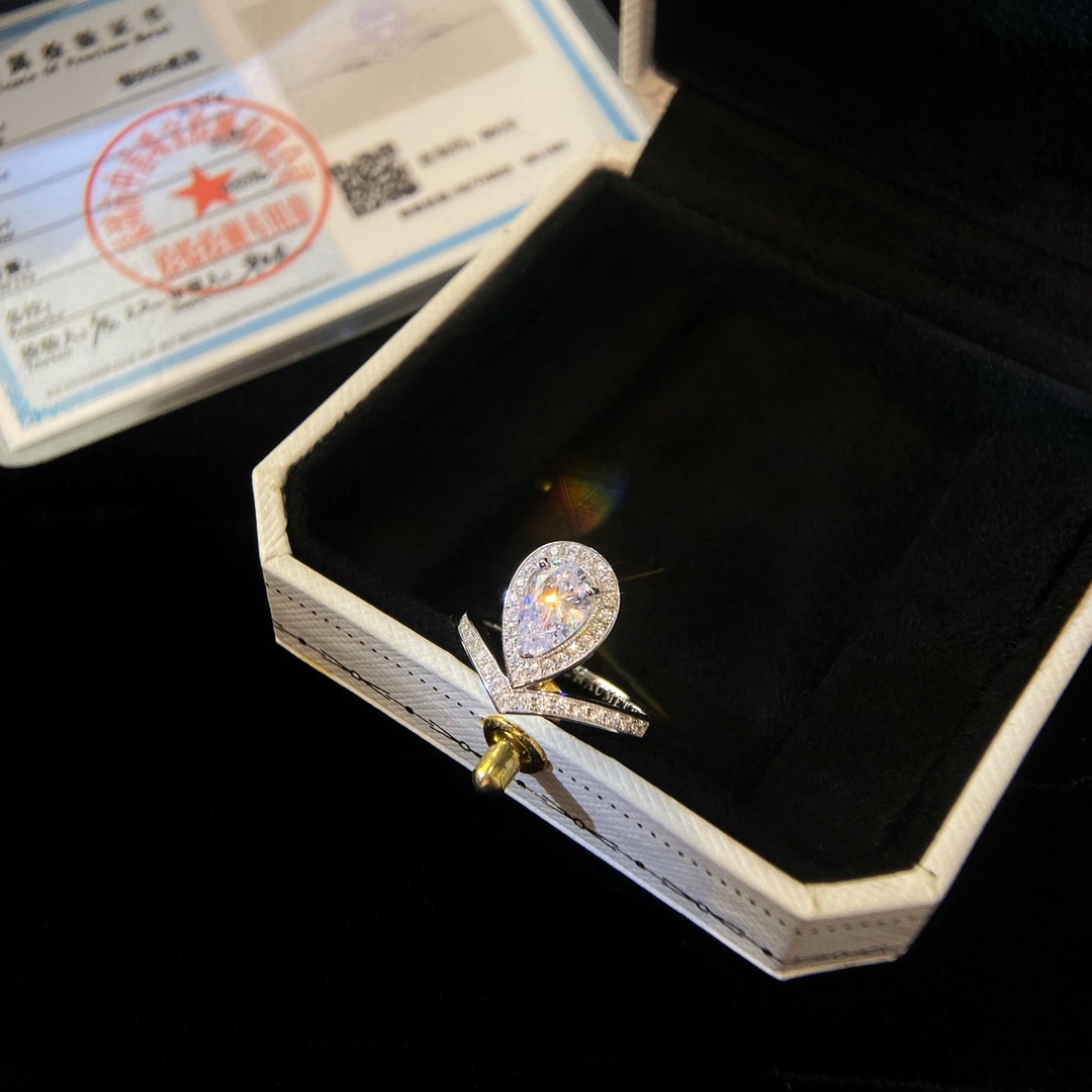批发价（彩白）
josehine 约瑟芬系列，梨形宝石1.5ct主石钻戒。尺寸5678号，采用925银镀