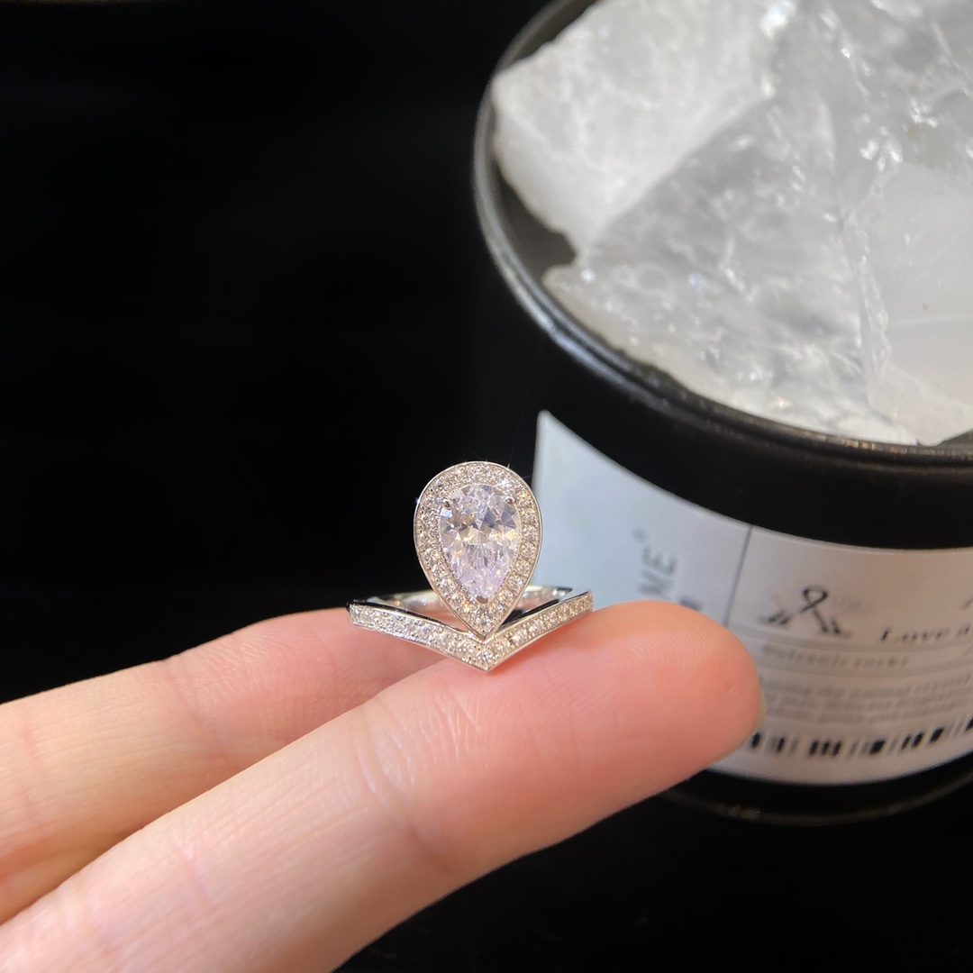 批发价（彩白）
josehine 约瑟芬系列，梨形宝石1.5ct主石钻戒。尺寸5678号，采用925银镀