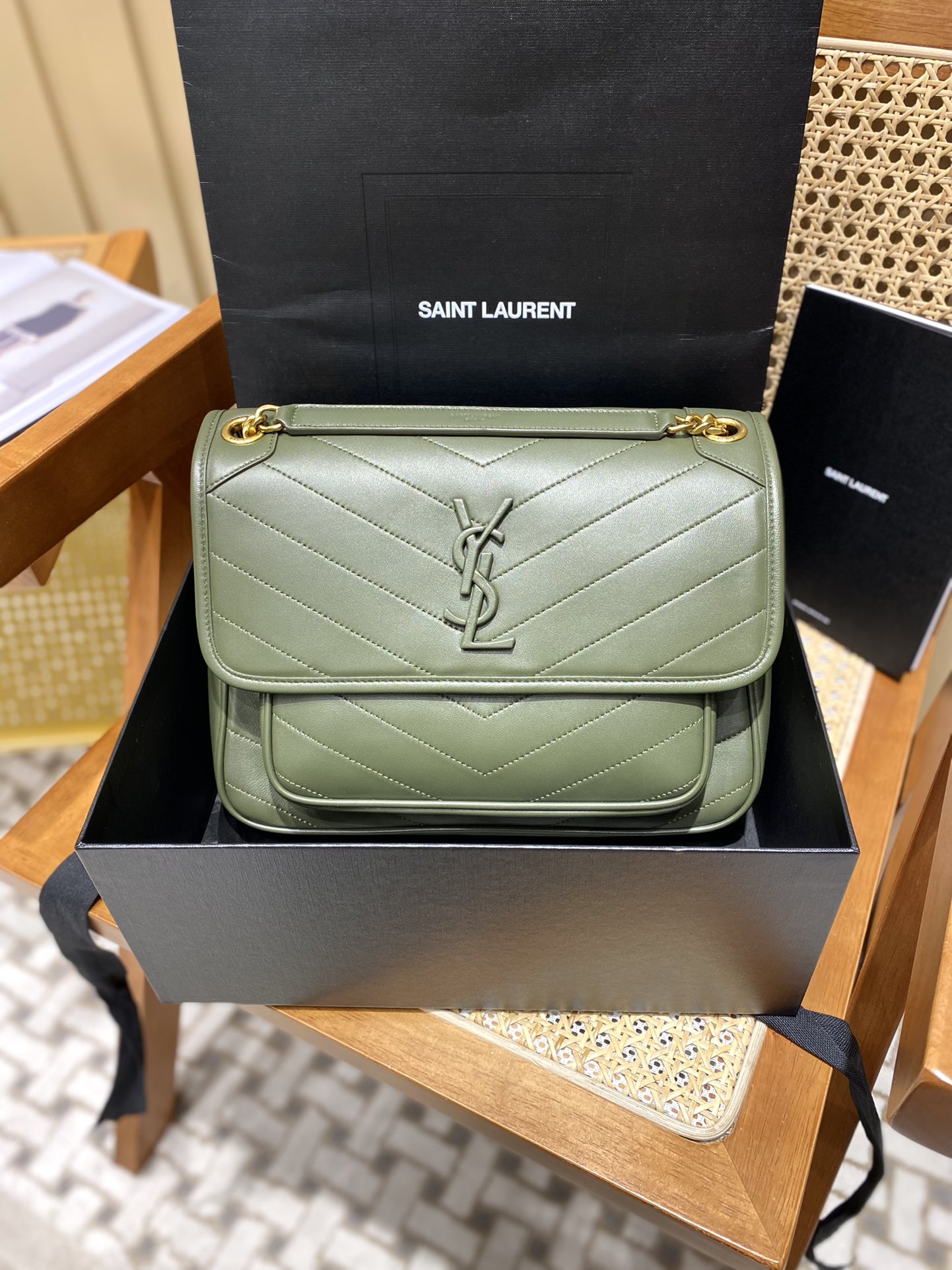 Saint laurent Ysl 𝑵𝒊𝒌𝒊 𝑳𝒂𝒎𝒃 28CM 小羊皮邮差包 498894/橄榄绿