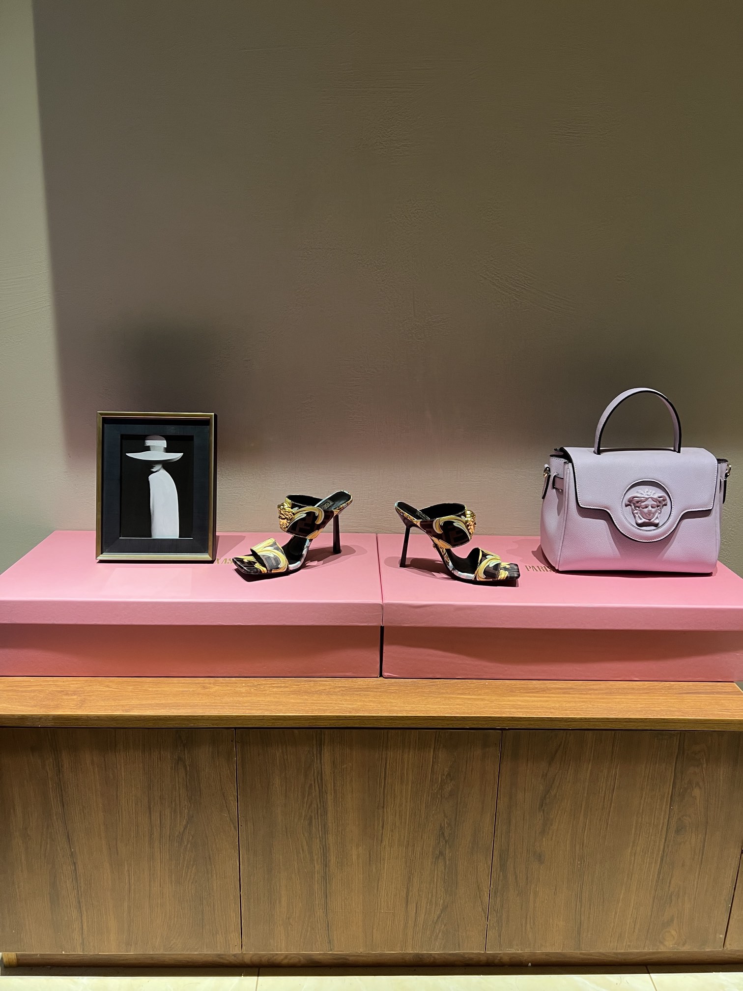Fashion Week Highlights: Fendi x Versace Joint Series Unveiled with 25 Models - 图片 3